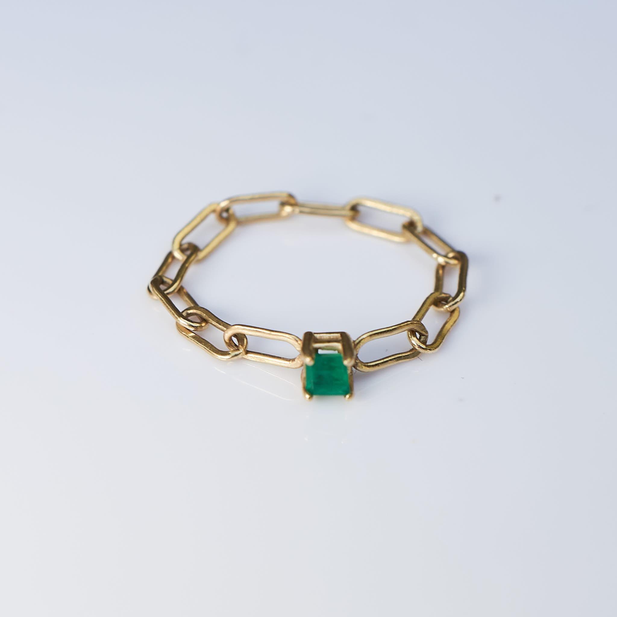 Emerald  Gold Chain Ring 14K Stackable J Dauphin In New Condition In Los Angeles, CA