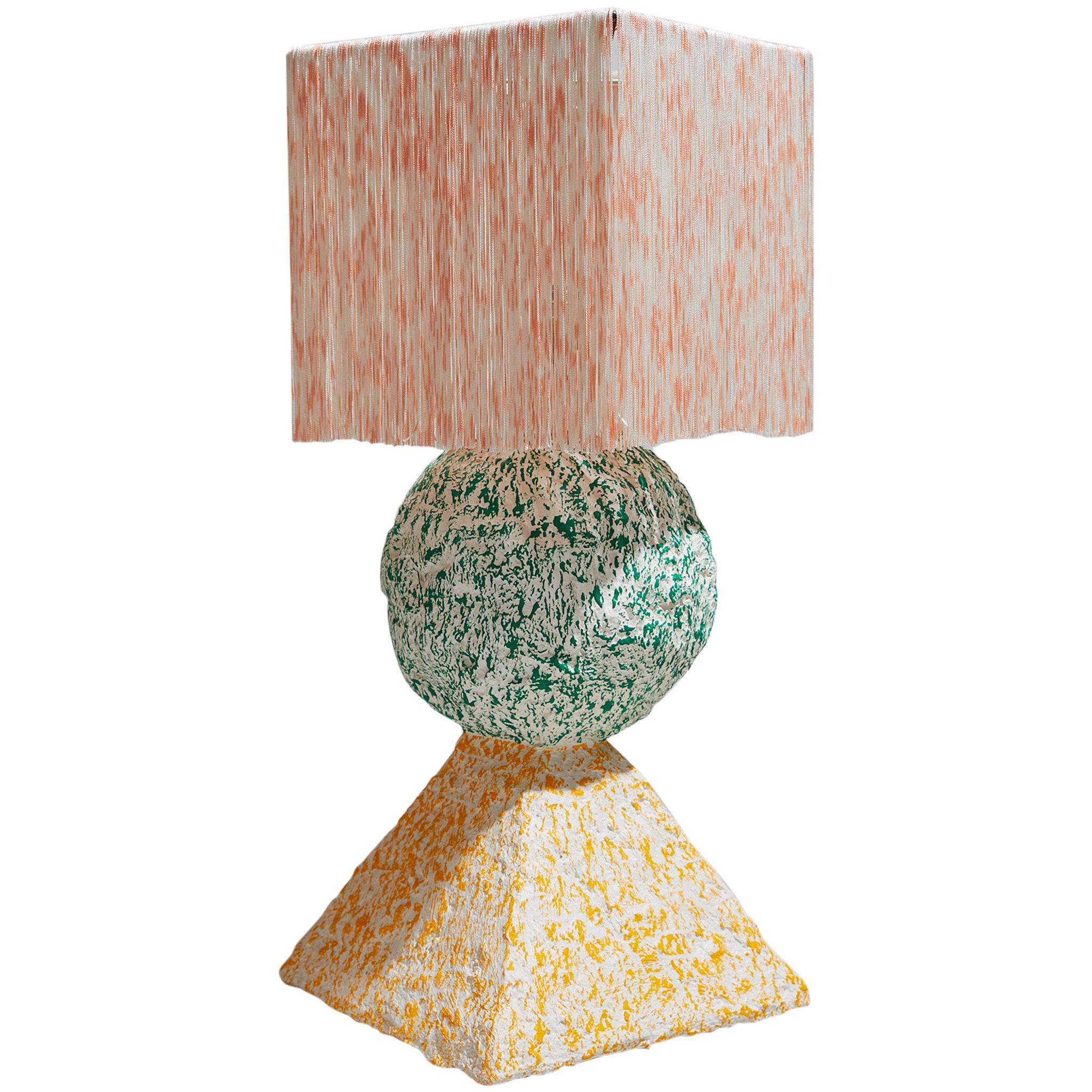 Lampe de table Stack en papier mâché laqué multicolore et frange de soie teinte à la main