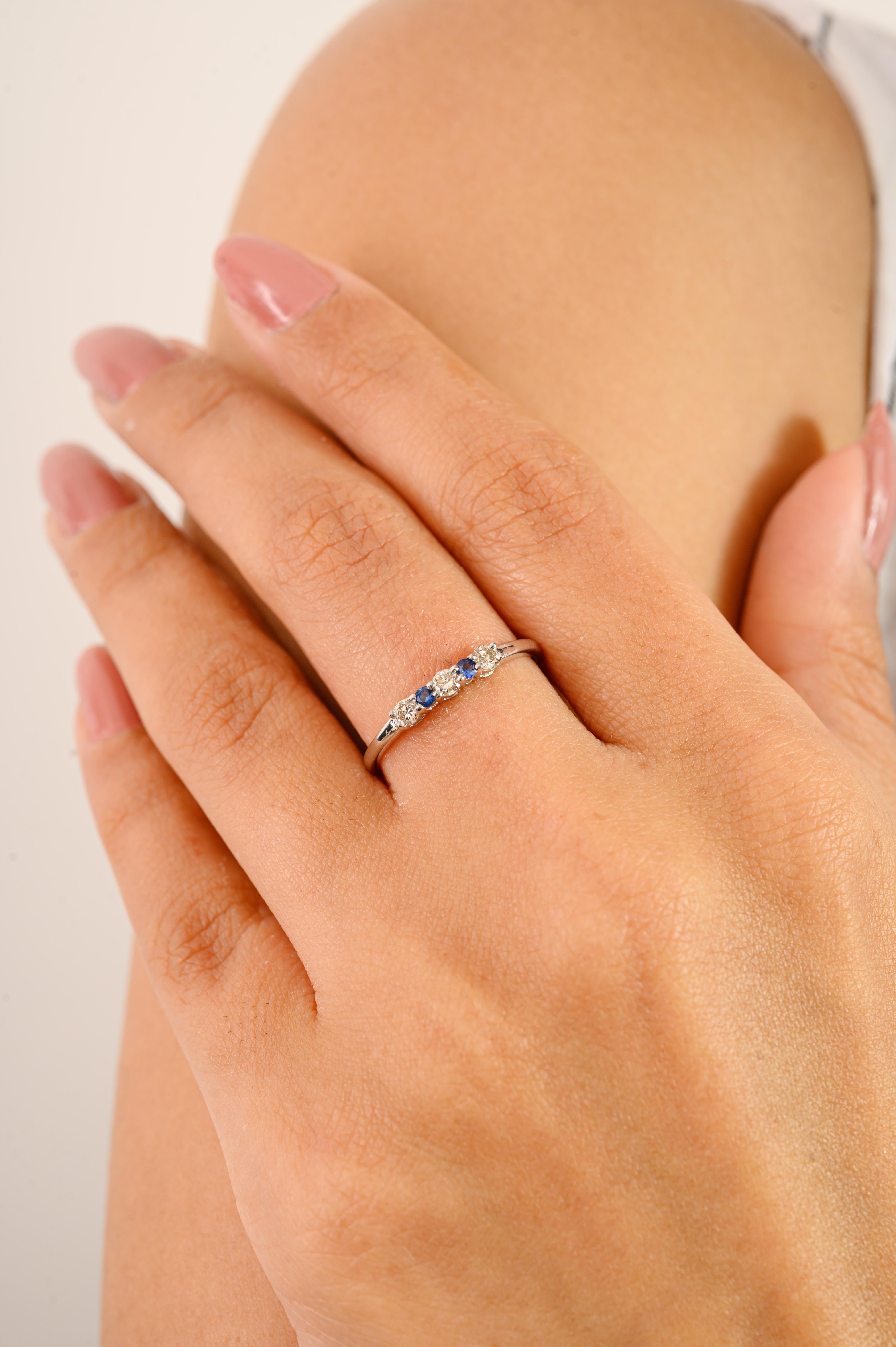 En venta: Anillo apilable de oro blanco de 14k con zafiro azul y diamantes Regalo de joyería  2