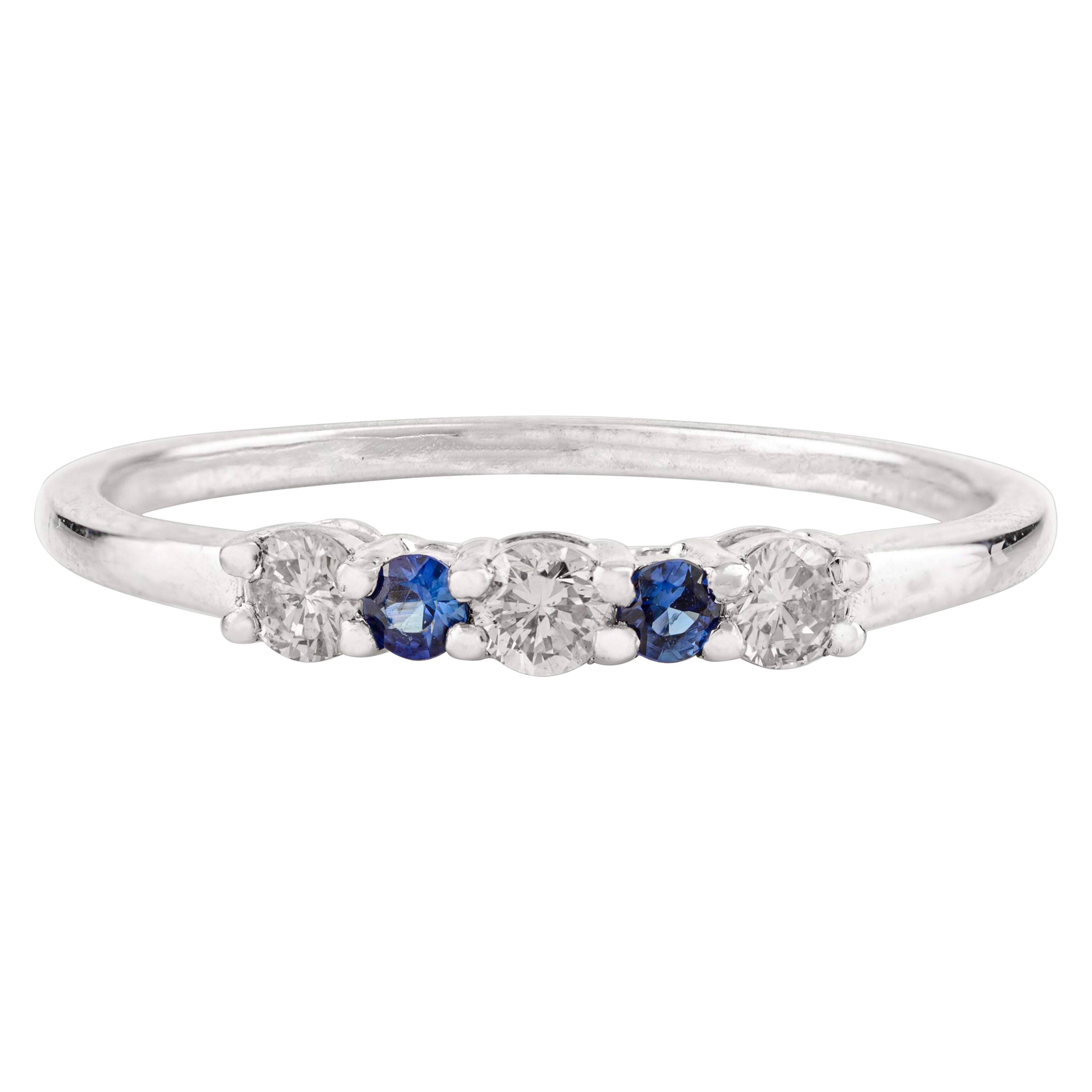 En venta: Anillo apilable de oro blanco de 14k con zafiro azul y diamantes Regalo de joyería