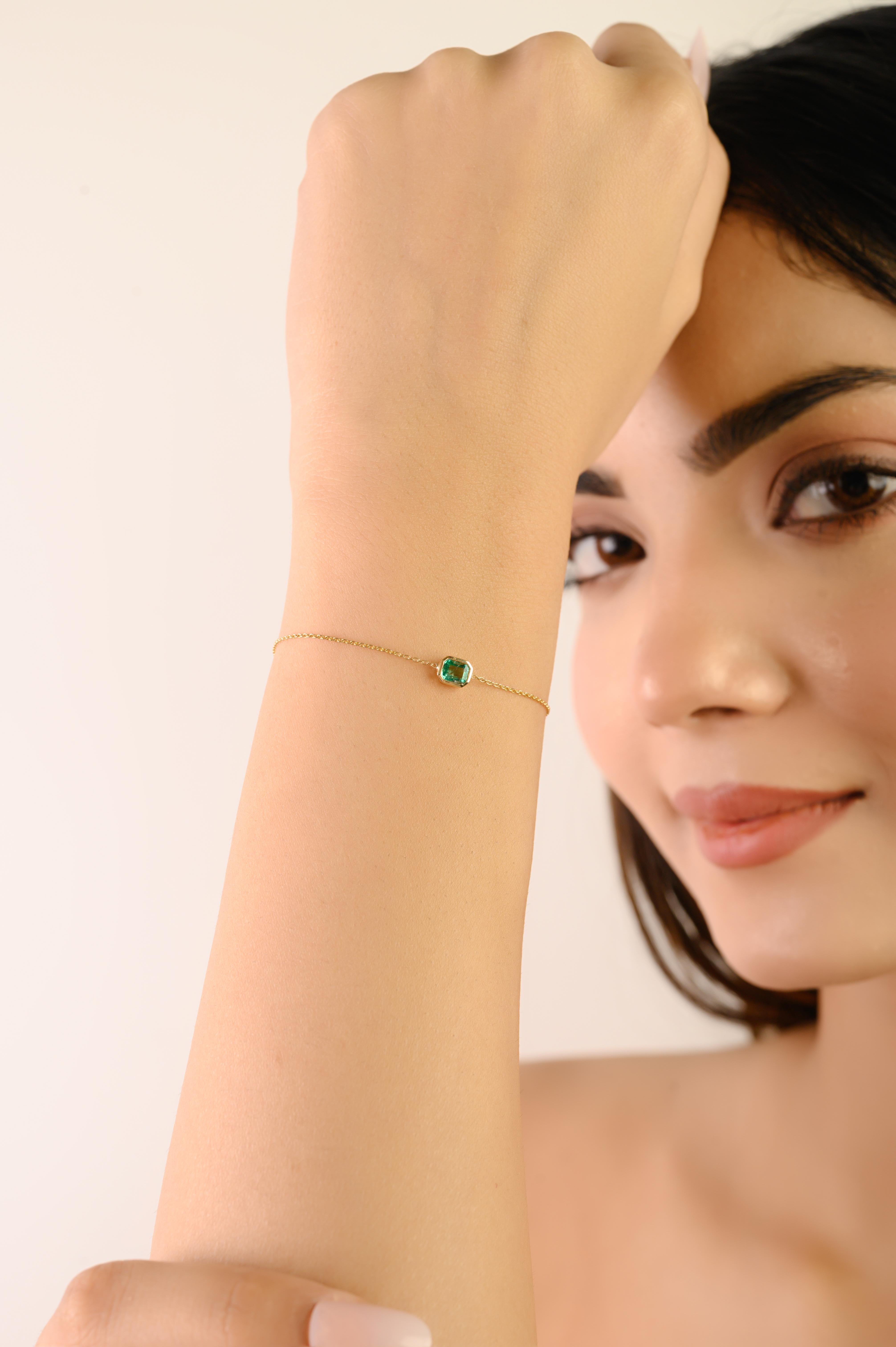 Cet élégant bracelet met en valeur une émeraude naturelle à taille octogonale totalisant 0,32 carat, sertie dans une élégante chaîne en or jaune 14 carats. L'émeraude mesure environ 3x4,2 mm et est solidement maintenue dans une monture lisse.
