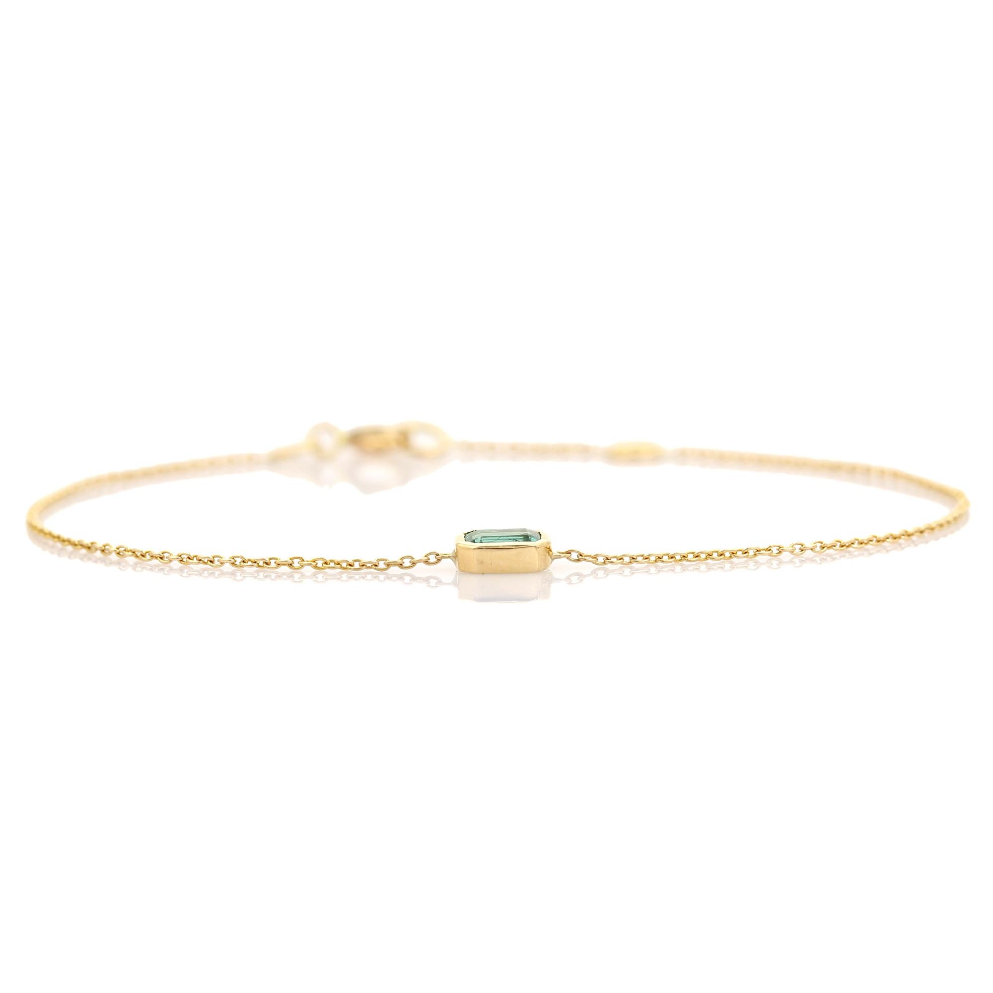 Moderne Bracelet empilable en or jaune 14K serti d'émeraudes naturelles avec chaton en vente