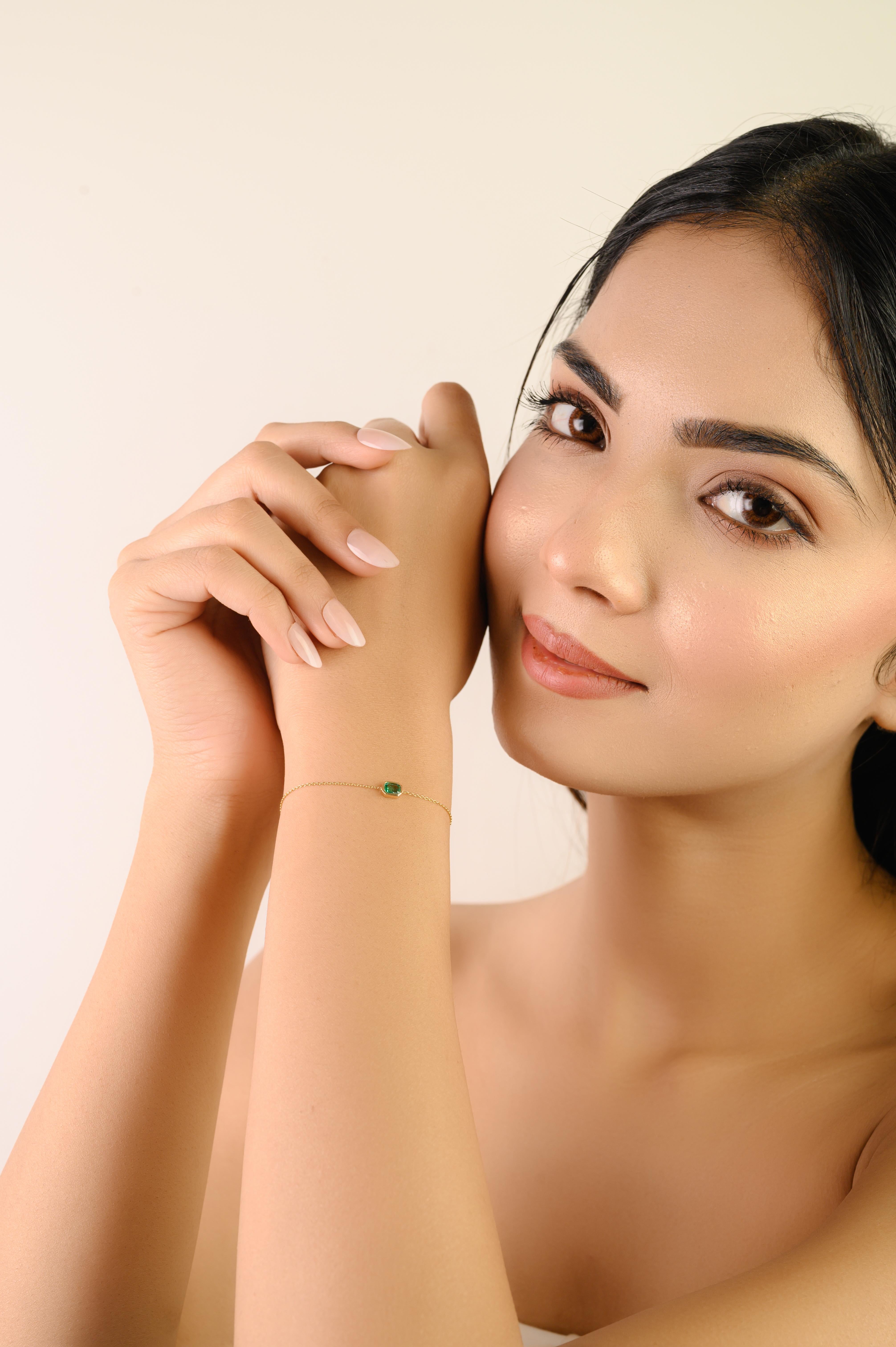 Bracelet empilable en or jaune 14K serti d'émeraudes naturelles avec chaton en vente 2