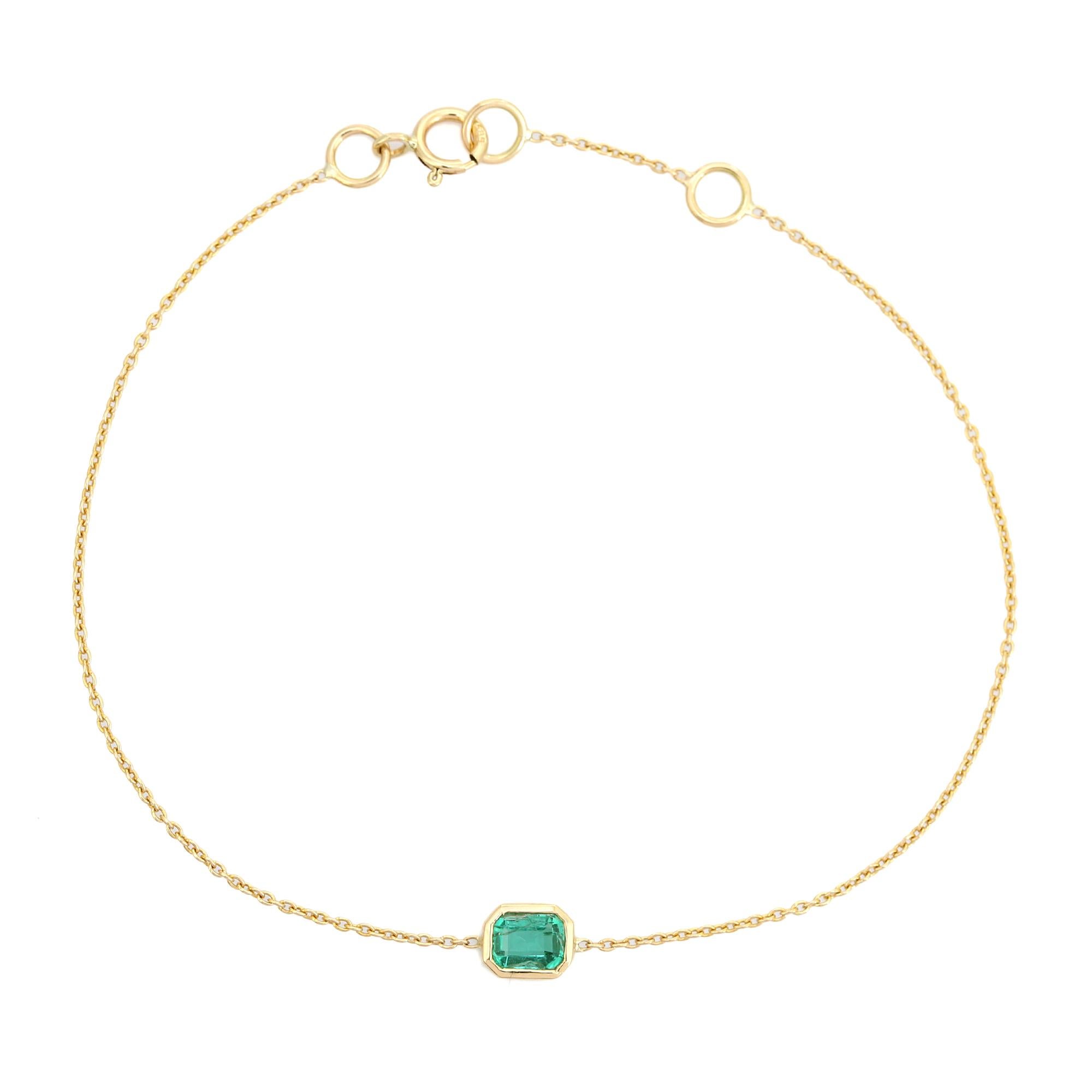 Bracelet empilable en or jaune 14K serti d'émeraudes naturelles avec chaton en vente 3