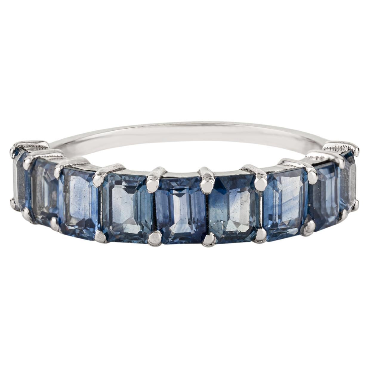 Stapelbarer 2,26 Karat blauer Saphir im Quadratschliff halber Ewigkeitsring aus 18K Weißgold