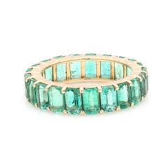Anillo apilable de oro amarillo de 14 quilates con esmeralda de 5,46 quilates
