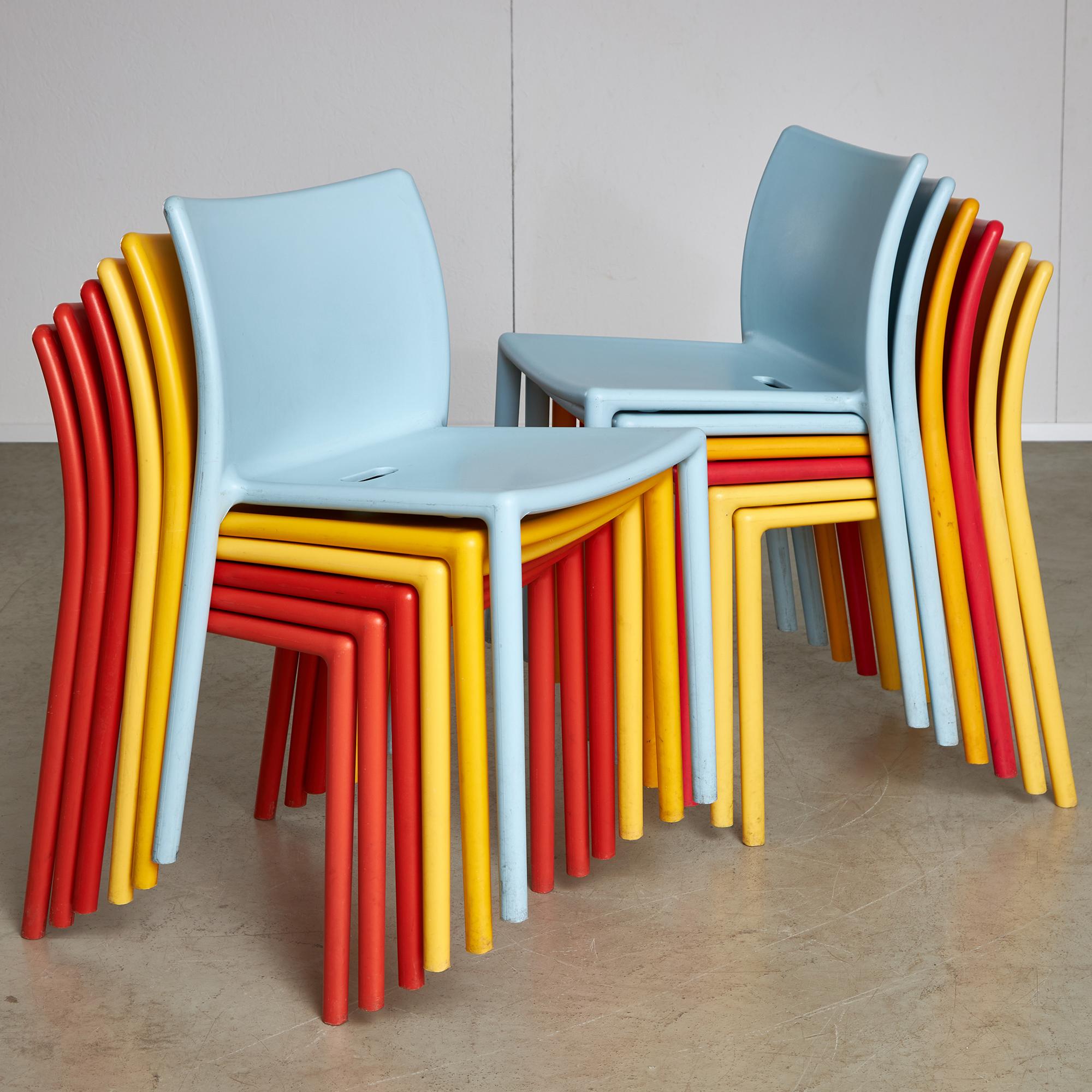 A partire dagli anni 2000, Magis ha creato la sedia Air-Chair, elegantemente minimalista, disegnata da Jasper Morrison. Conosciuto per i suoi design puliti e spogli, l'approccio di Morrison è evidente nell'elegante e impilabile Air-Chair, realizzata