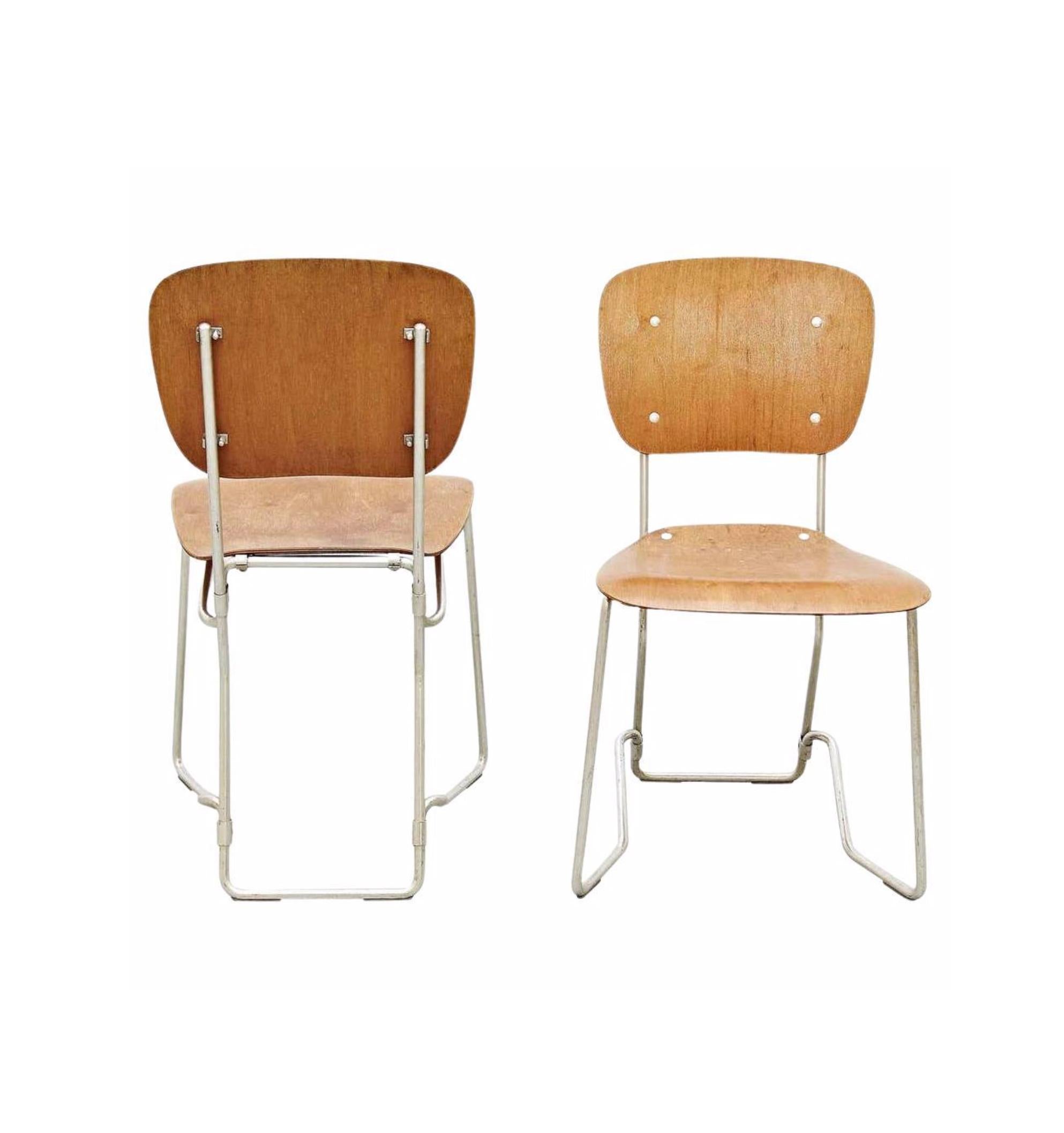 Sillas apilables Aluflex de Armin Wirth: Un raro par de elegancia de mediados de siglo

Descubre la mezcla perfecta de diseño funcional y elegancia de mediados de siglo con este raro par de primeras ediciones de Sillas apilables Aluflex del