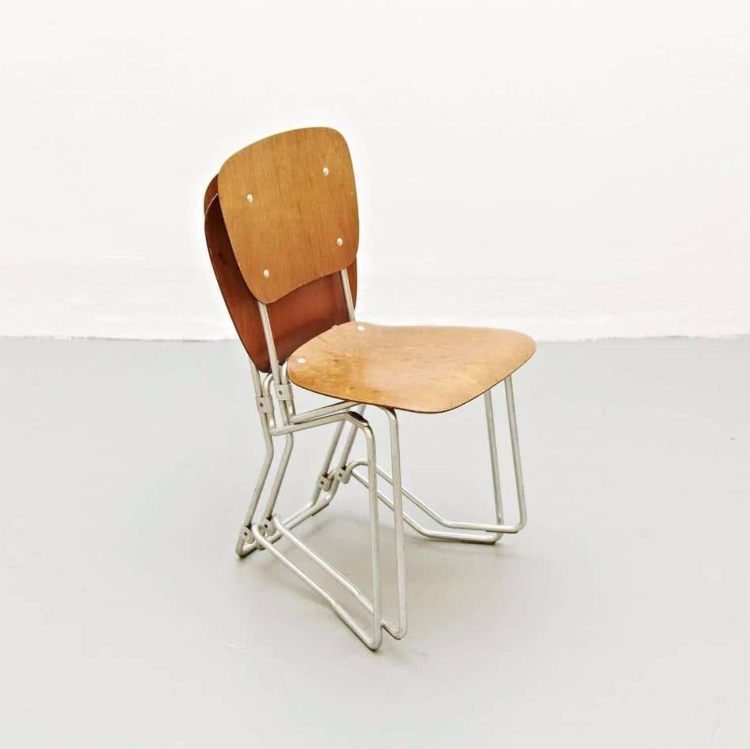 Sillas apilables Aluflex de Armin Wirth: Un raro par de elegancia de mediados de siglo Madera contrachapada en venta
