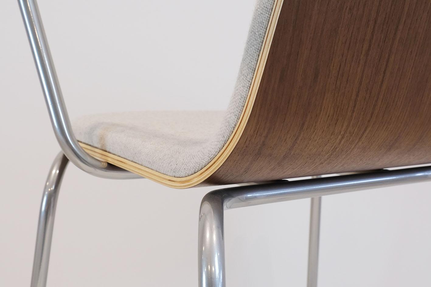 Sillones apilables de estilo de mediados de siglo, modernos y hechos nuevos. en venta 2