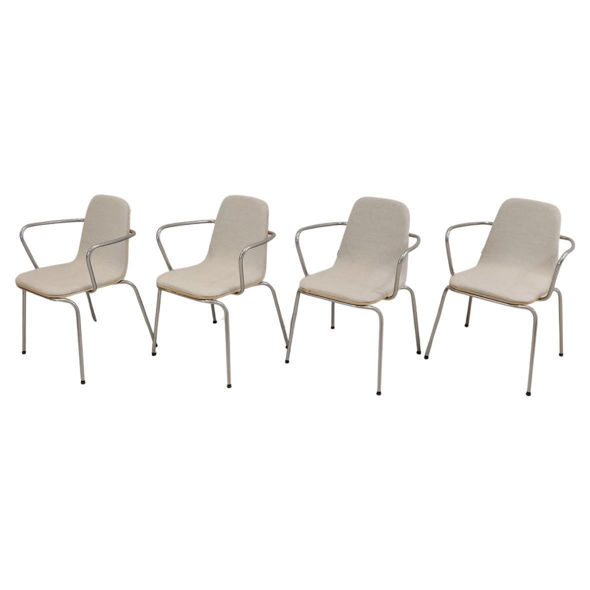 Diseñado por Jacob Nitz para Bogaerts, este conjunto de cuatro flamantes sillas de comedor con reposabrazos combina materiales refinados con una estética contemporánea y ligera. Los asientos tienen el respaldo chapado en madera de nogal, mientras