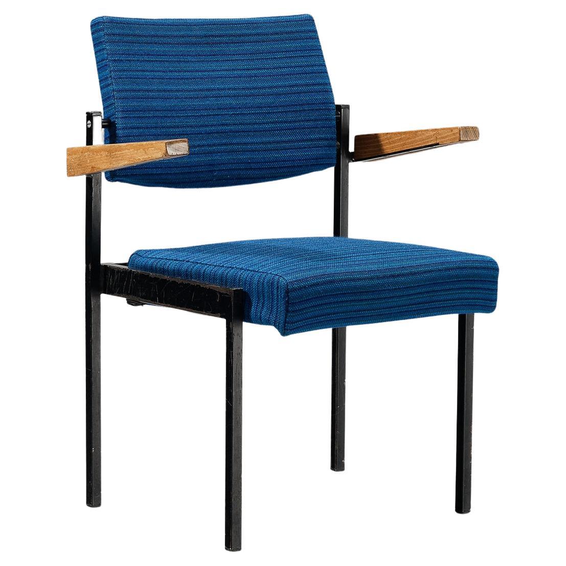 Stapelbarer Sessel mit blauer Polsterung und schwarzem Metallgestell 