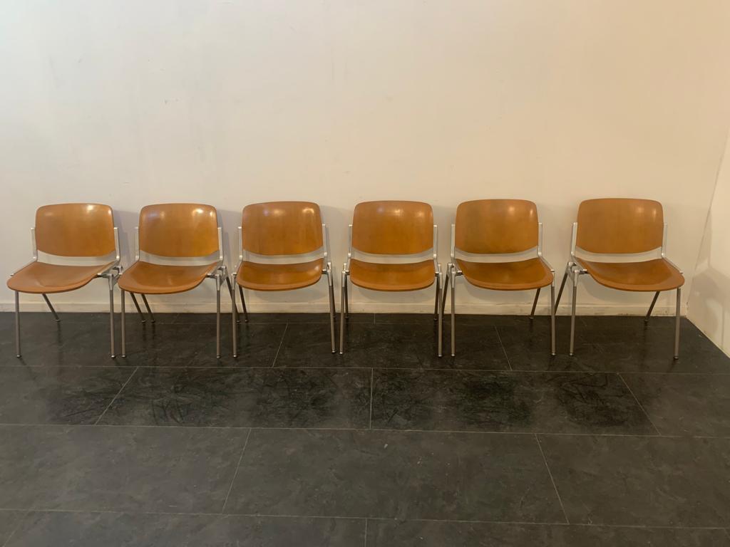 Stapelbare Stühle von Giancarlo Piretti für Castelli / Anonima Castelli, 6er-Set (Italienisch) im Angebot