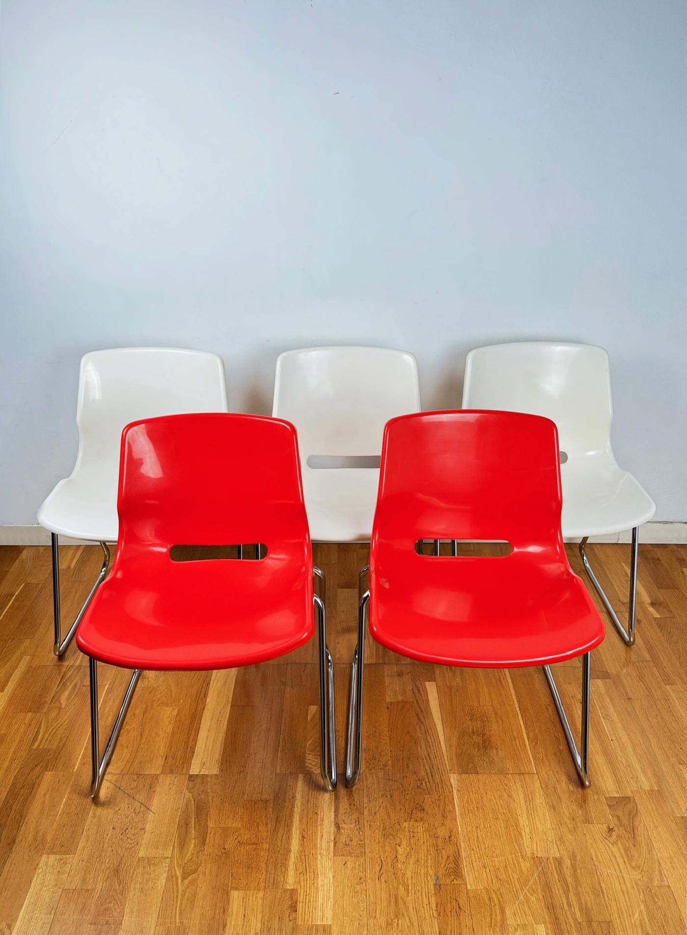 Chaises Clipper de Svante Schöblom pour Overman Sweden (1970)

Les chaises Clipper, conçues par Svante Schöblom pour Overman Sweden en 1970, incarnent le design épuré et moderniste de l'époque. Connues pour leur forme unique et leur confort
