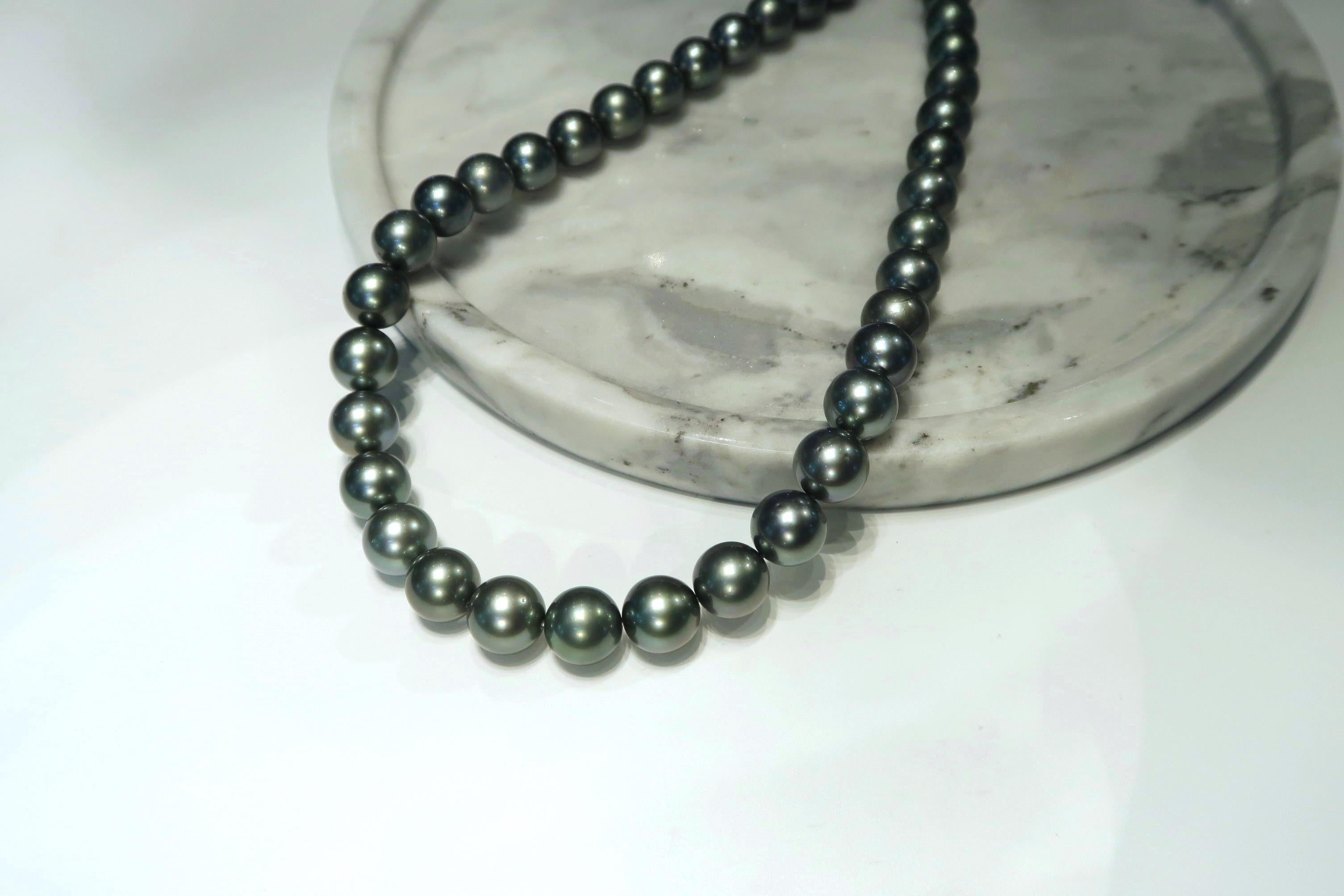 Lustrous Blue-Tinted Tahitian Pearl Necklace.

Pearl: 38 pieces, Blue-Tinted Tahitian, 10-12 mm
Length: 16 inches

Please see Customisation for stringing options.