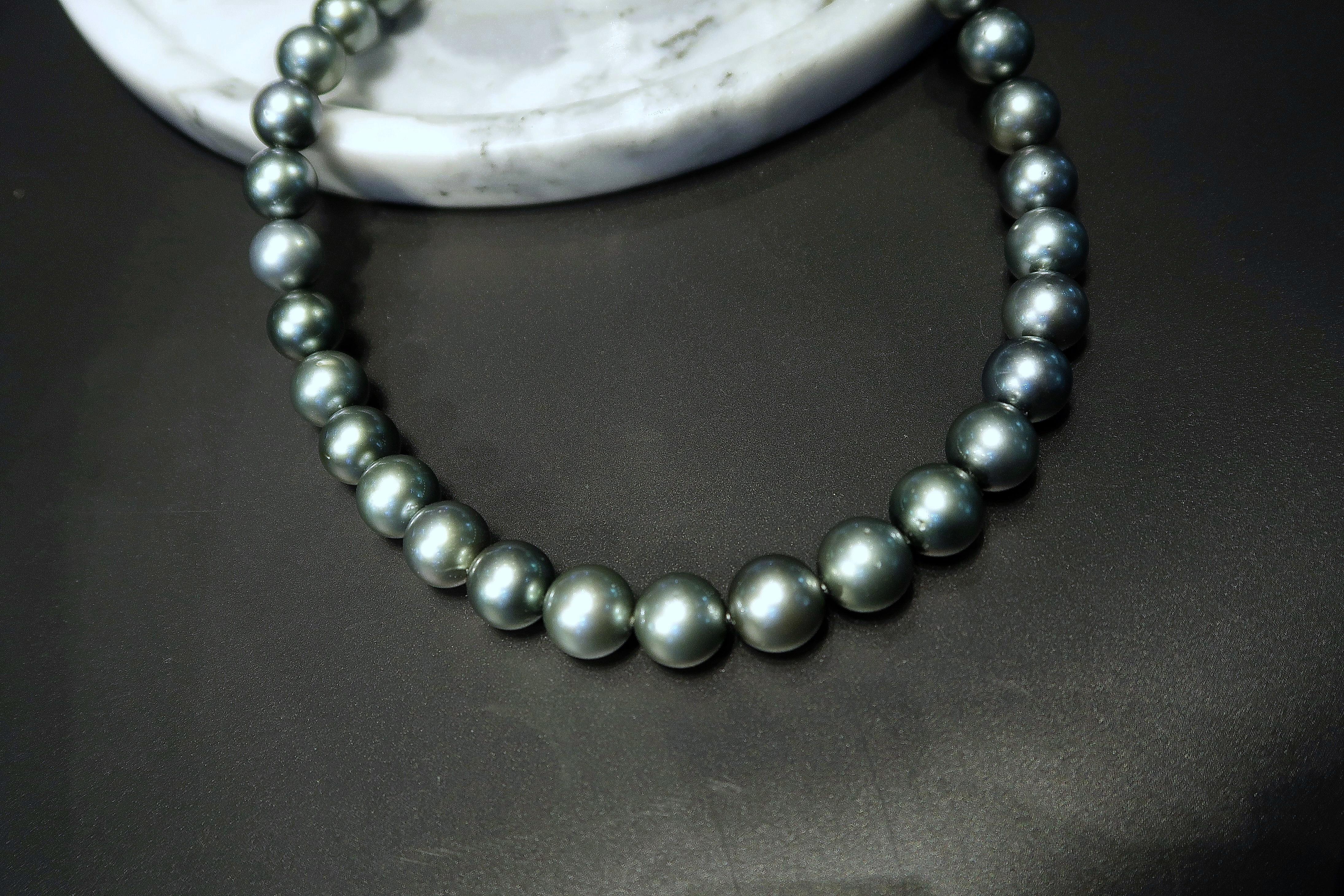 Stackable Dark Blue Tahitian Pearl Necklace In New Condition For Sale In Bangkok, TH