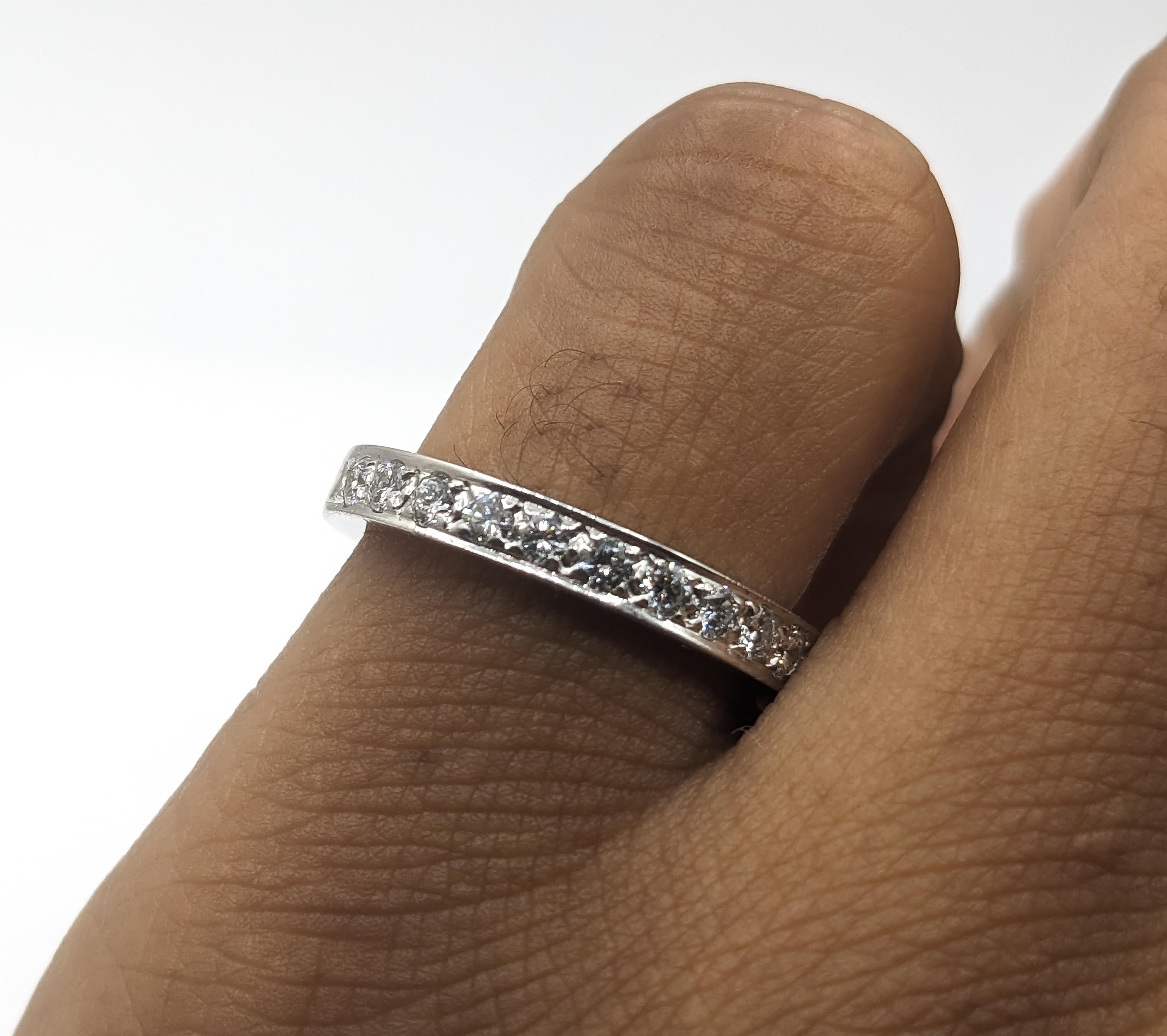 Stackable Diamond Band Ring in 18k White Gold In Excellent Condition For Sale In Bloomington, MN