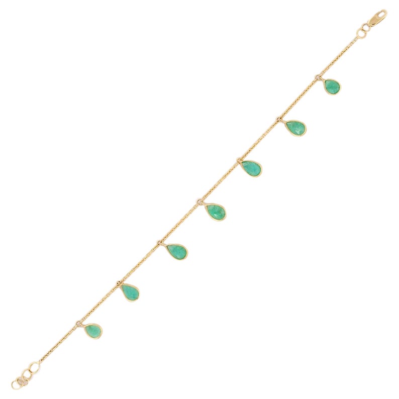 Moderne Bracelet à breloques empilable en or jaune 18 carats avec fermoir mousqueton et émeraude en vente