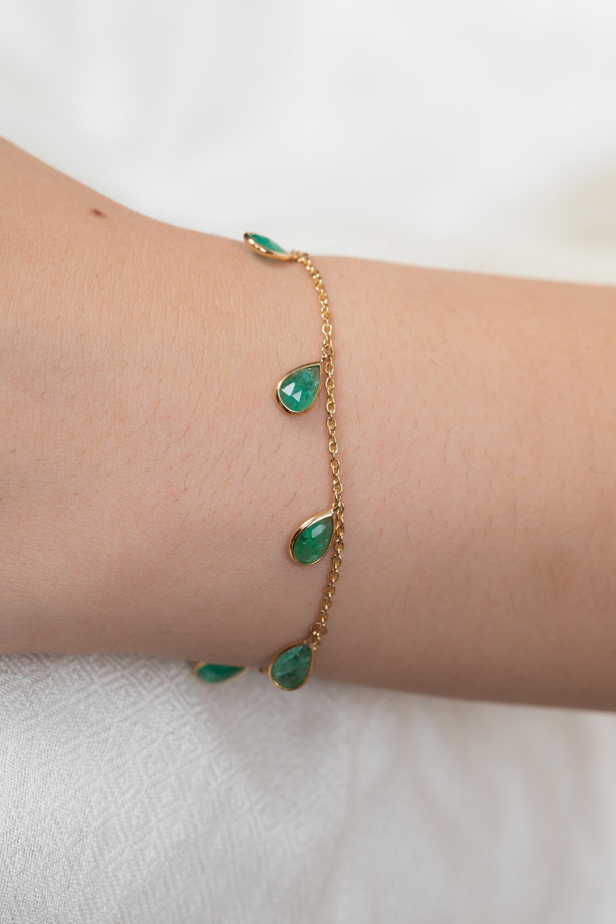 Taille poire Bracelet à breloques empilable en or jaune 18 carats avec fermoir mousqueton et émeraude en vente