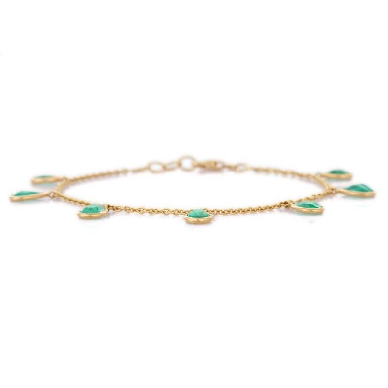 Bracelet à breloques empilable en or jaune 18 carats avec fermoir mousqueton et émeraude en vente 1