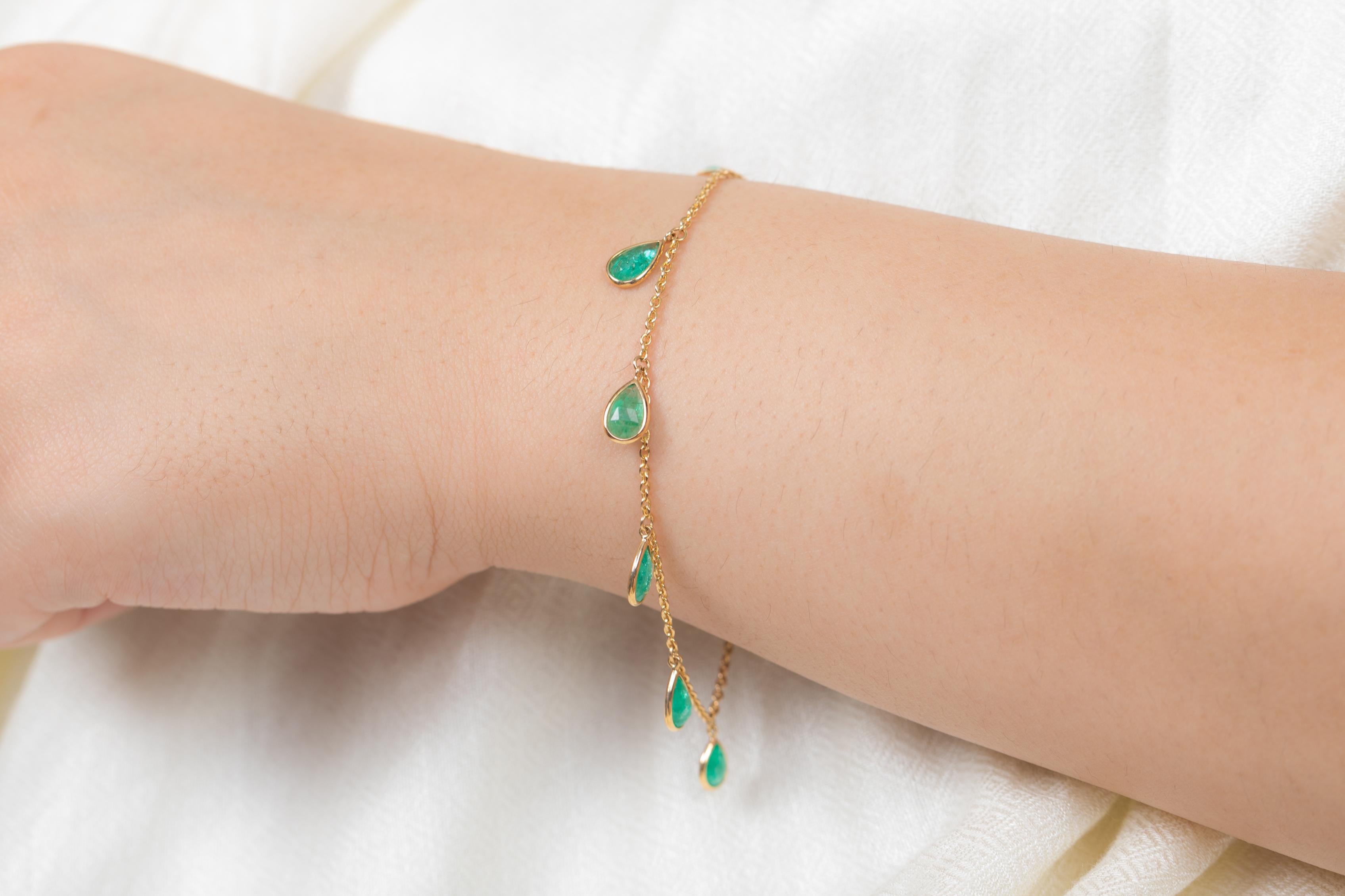 Bracelet à breloques empilable en or jaune 18 carats avec fermoir mousqueton et émeraude en vente 2