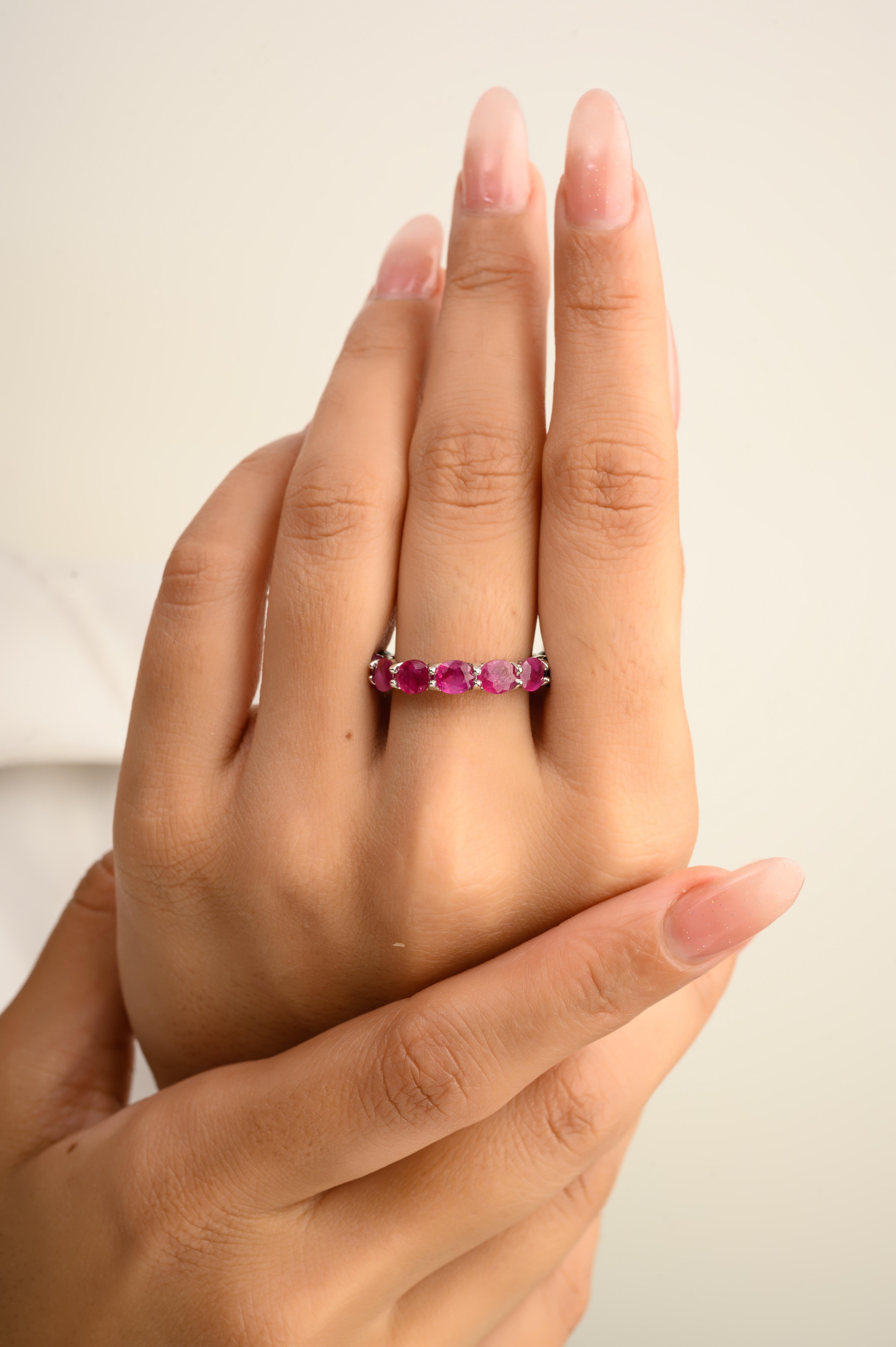 Im Angebot: Stapelbarer halber Rubin- und blauer Saphir-Ring aus 14k massivem Weißgold () 2