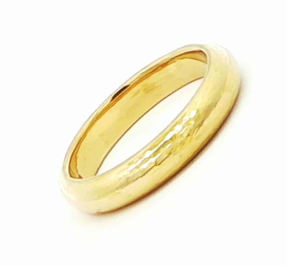 Stapelbares gehämmertes Band von Elizabeth Locke für Damen oder Herren im Angebot