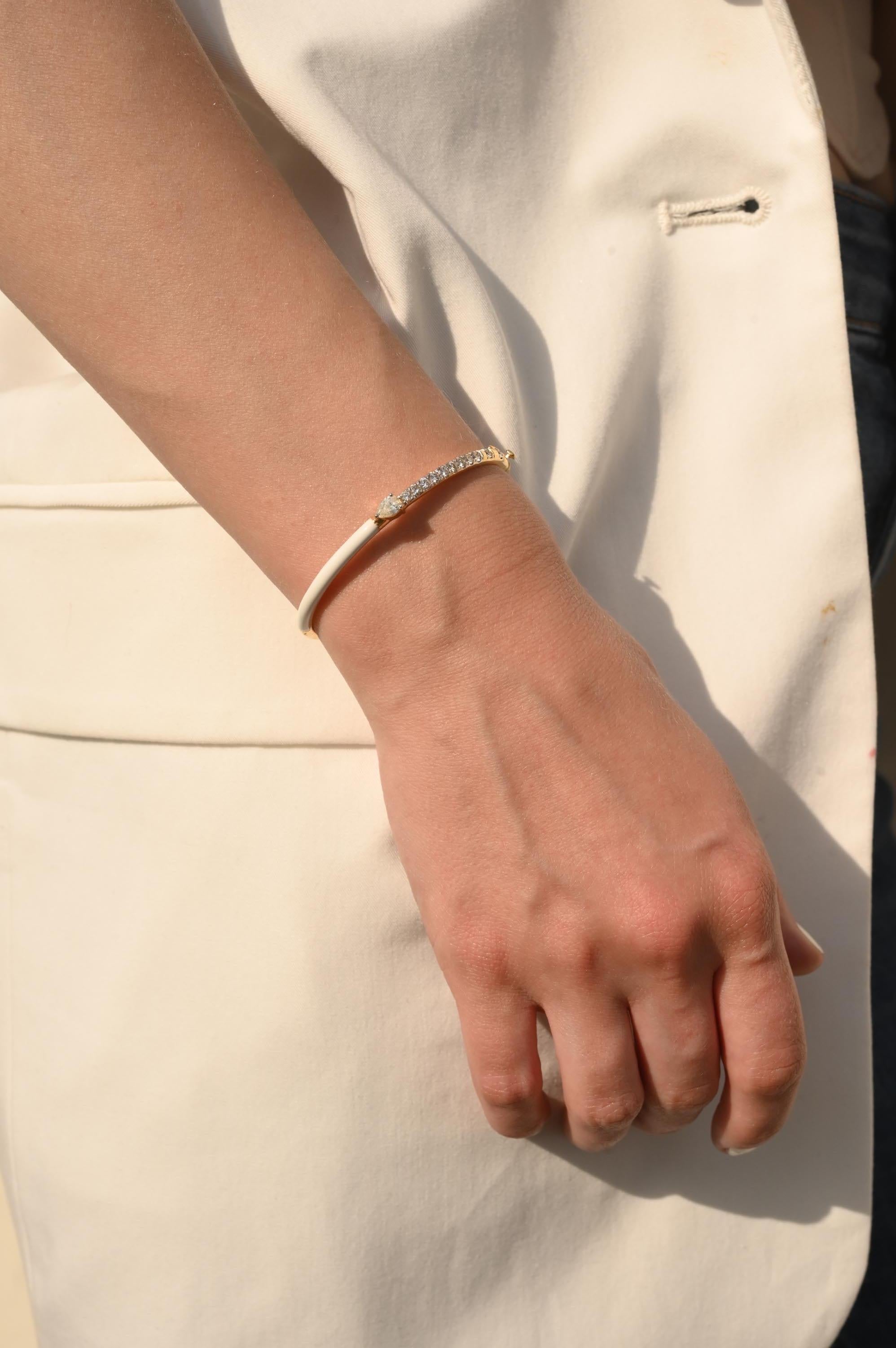Bracelet jonc empilable moderne en or jaune massif 14 carats avec émail blanc et diamants Pour femmes en vente