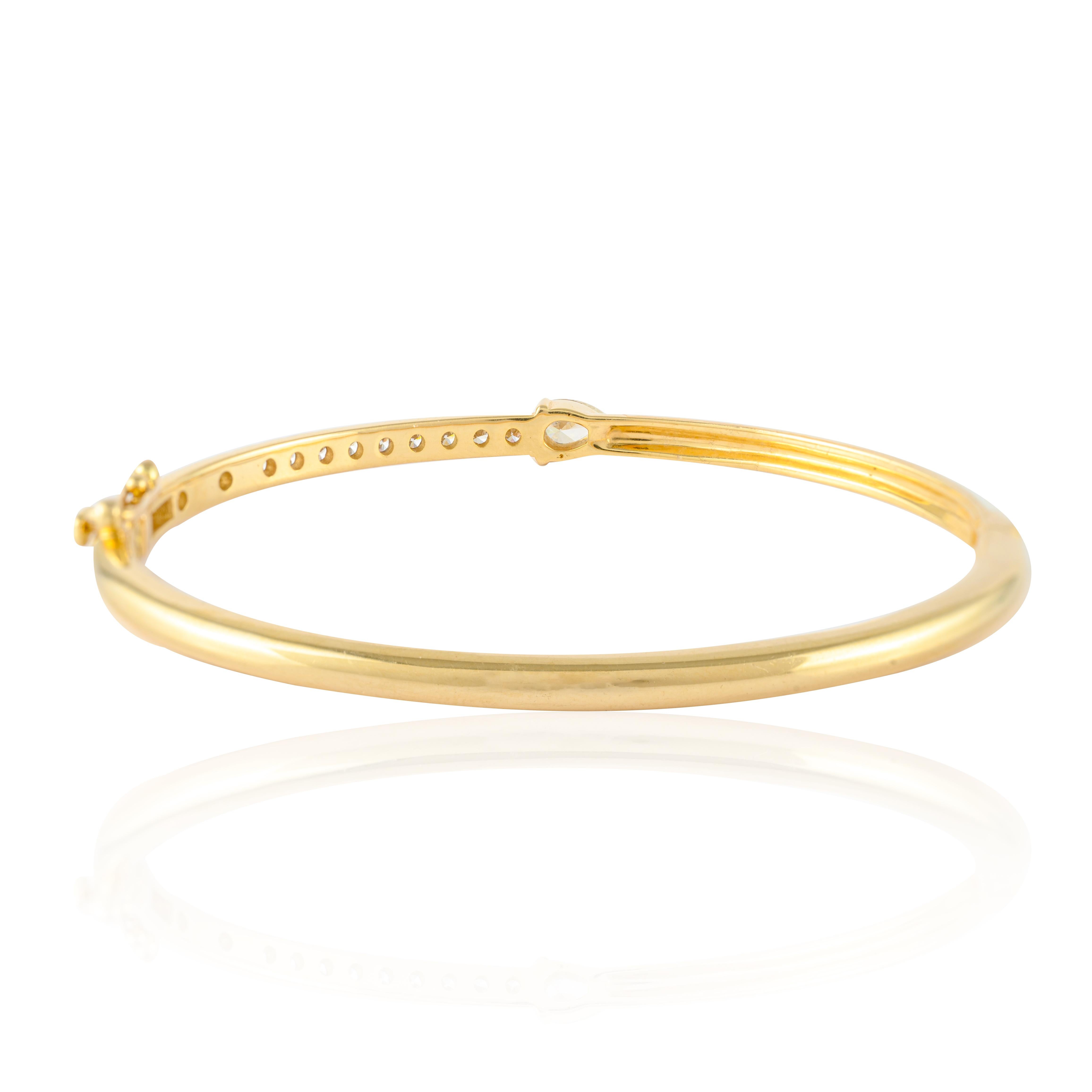 Bracelet jonc empilable moderne en or jaune massif 14 carats avec émail blanc et diamants en vente 1