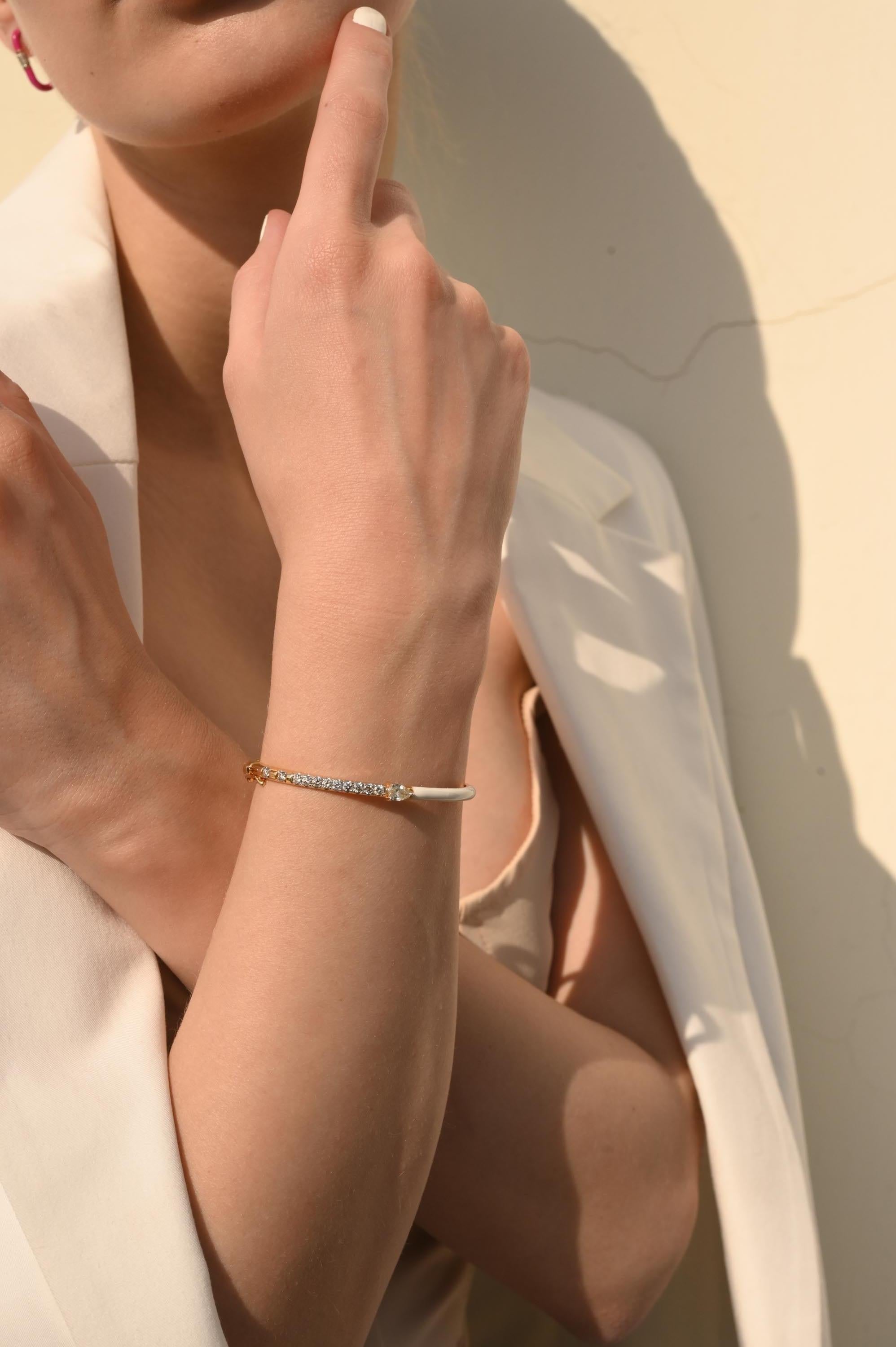 Bracelet jonc empilable moderne en or jaune massif 14 carats avec émail blanc et diamants en vente 2