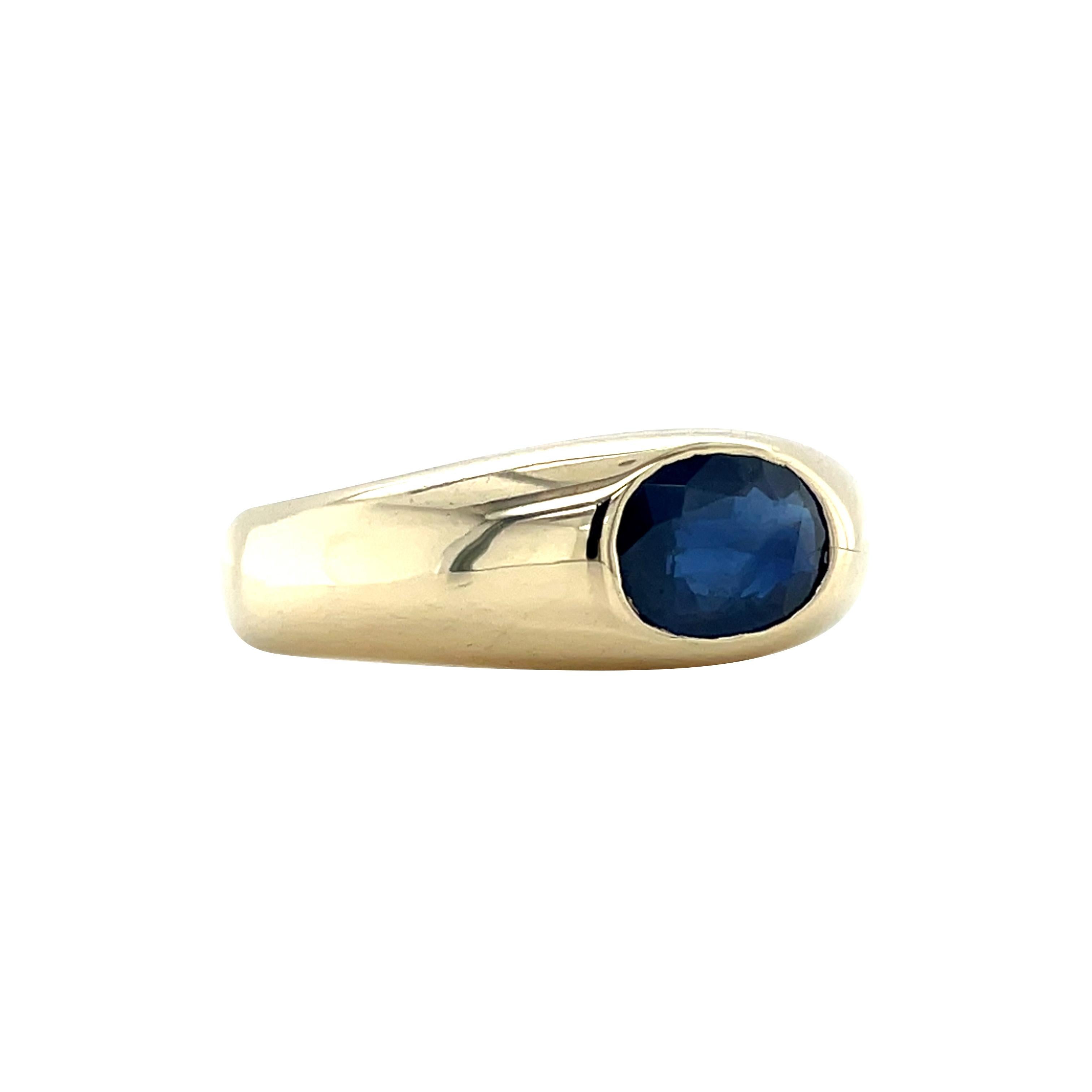 Questo anello presenta uno zaffiro naturale ovale est-ovest, incastonato a filo in un anello giallo 14 carati. Lo zaffiro è la tradizionale pietra natale del mese di settembre ed è stato a lungo associato al cielo e alla bellezza celeste. 

Gli