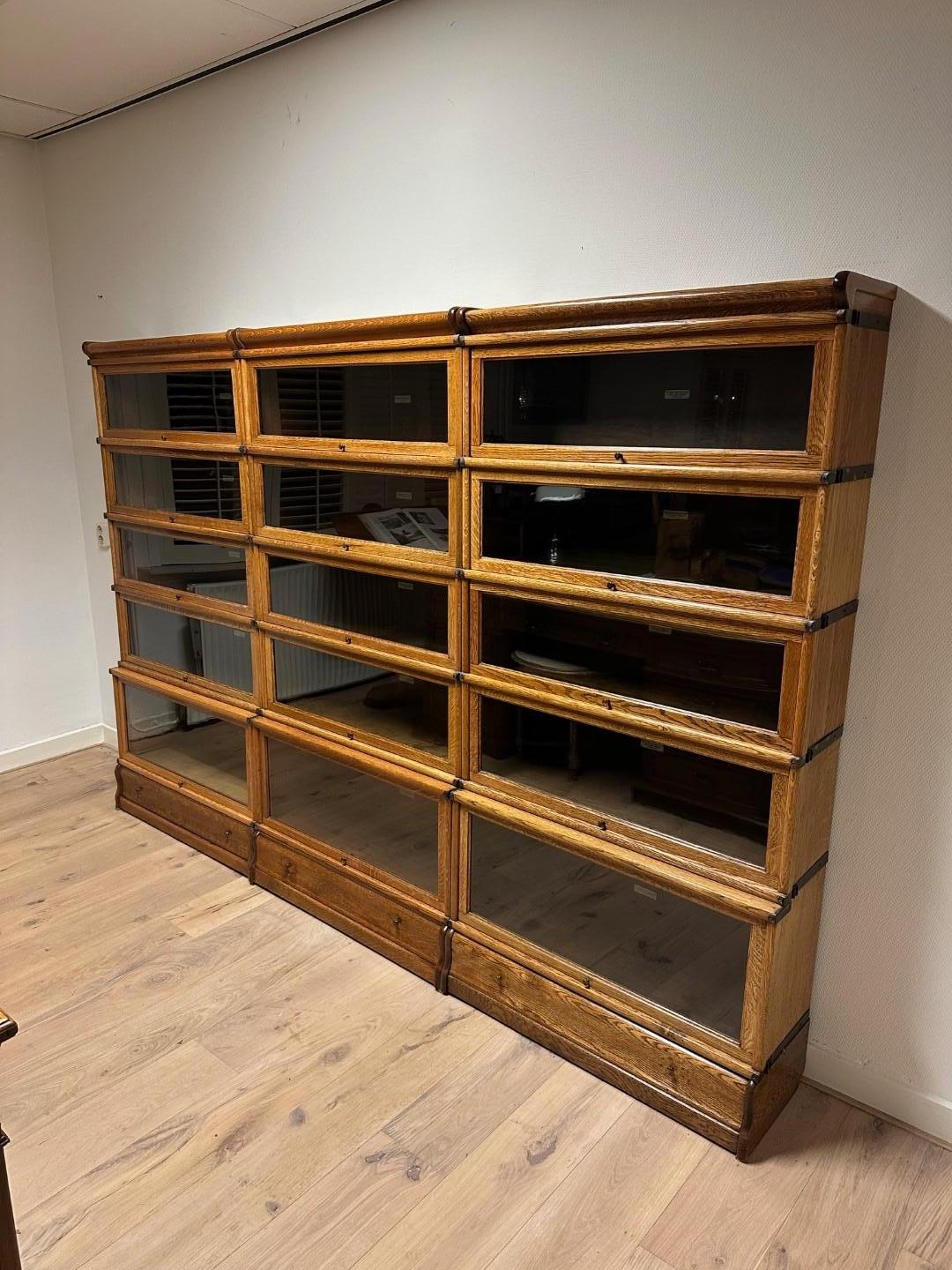 Bellissima libreria antica in rovere Globe Wernicke in perfette condizioni. Il mobile è composto da 15 parti impilabili con 3 piedi con cassetti e 3 cappe. Bellissima quercia dal colore caldo e chiaro.

Origine: Inghilterra

Periodo: Ca.