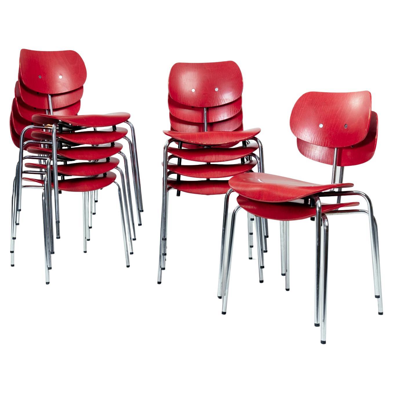 Stapelbarer Stuhl SE68 des deutschen Architekten Egon Eiermann für Wilde & Spieth in Rot.
Entworfen im Jahr 1952.

Ergonomisch & organisch geformter Sitz und Rückenlehne aus Buchensperrholz, Gestell aus verchromtem Stahlrohr;
Der Sitz ist 44 cm