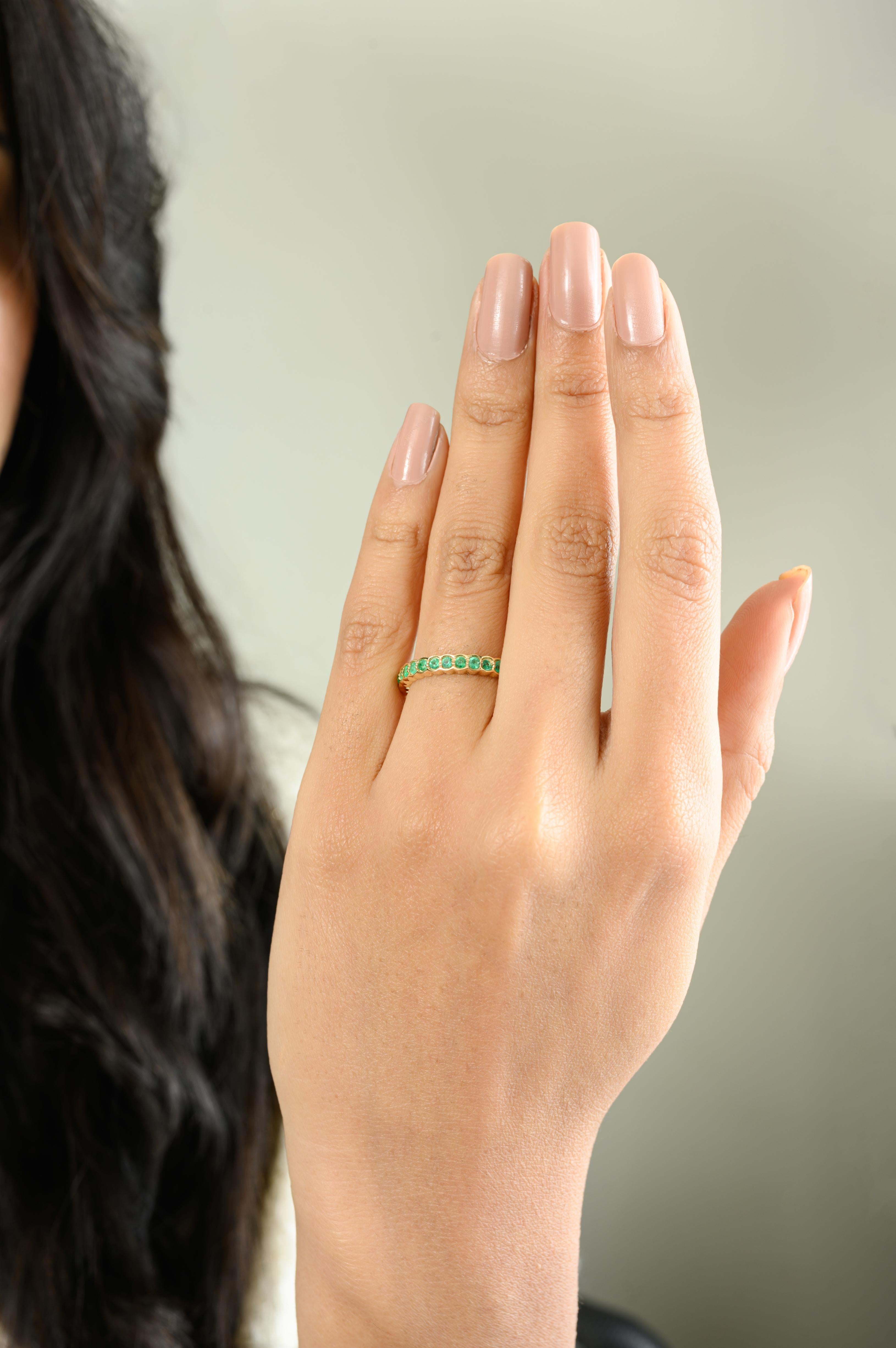 Im Angebot: Stapelbarer, eleganter, runder Smaragdring mit Rundschliff aus 14k massivem Gelbgold () 2