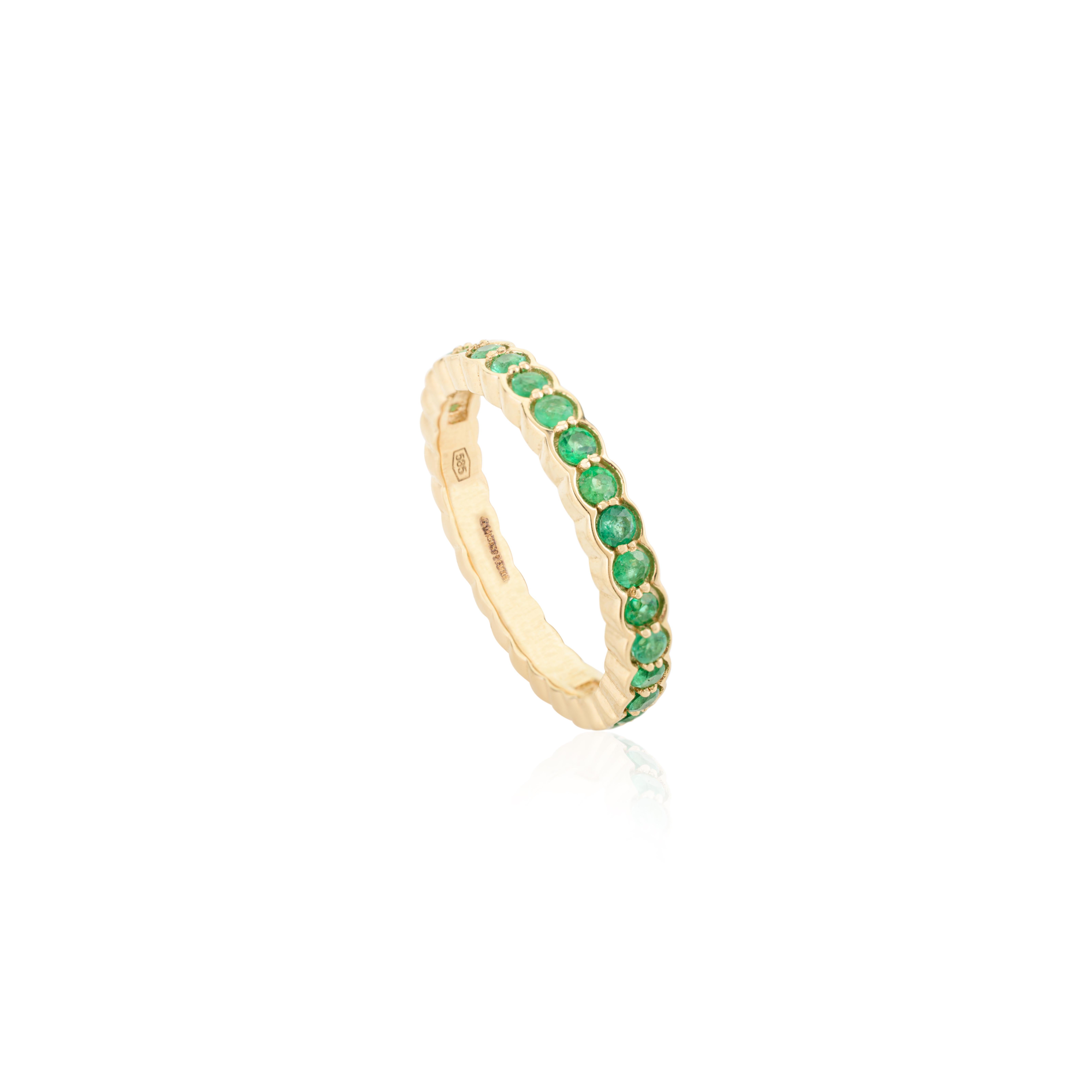 Im Angebot: Stapelbarer, eleganter, runder Smaragdring mit Rundschliff aus 14k massivem Gelbgold () 3