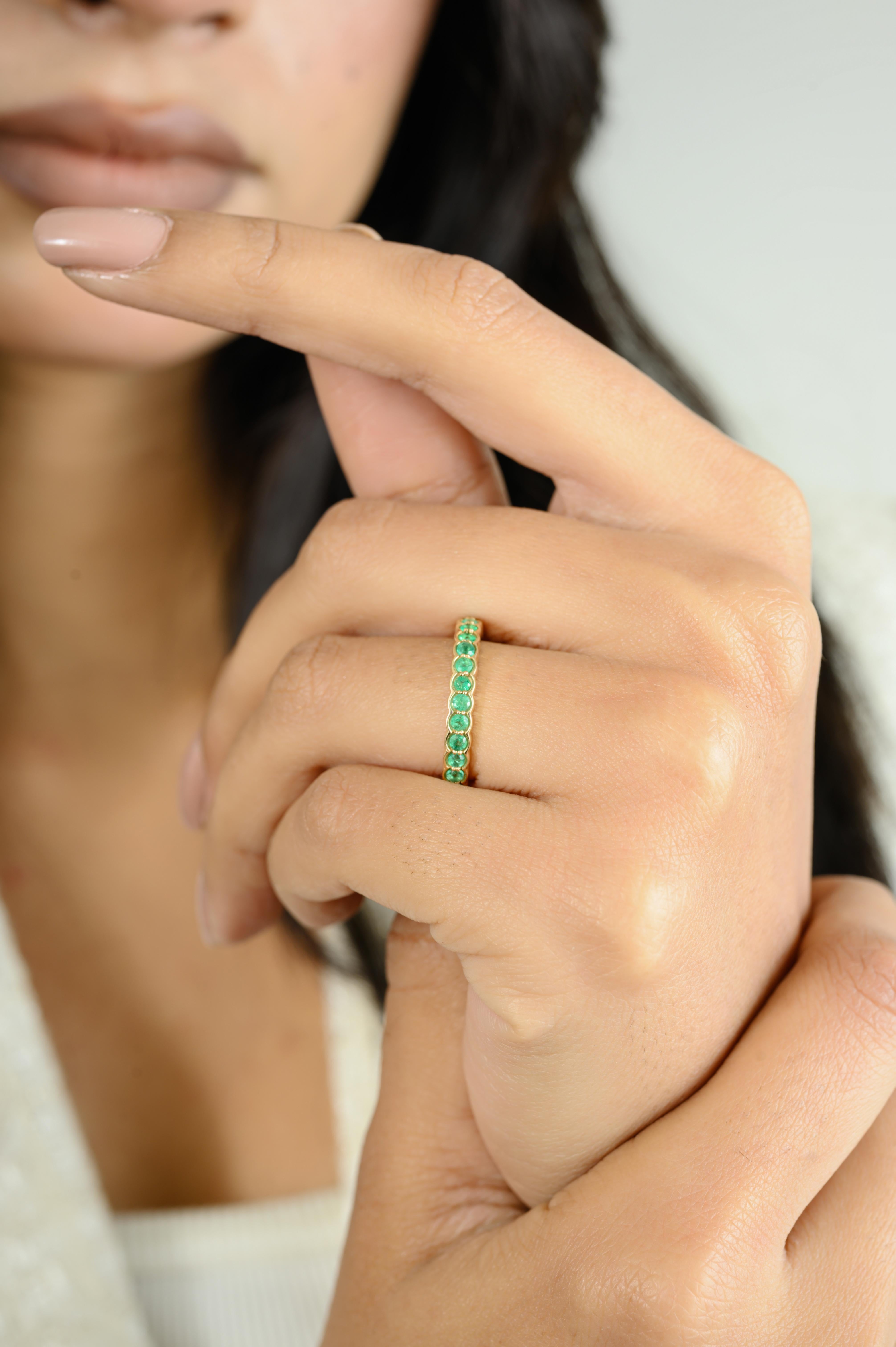 Im Angebot: Stapelbarer, eleganter, runder Smaragdring mit Rundschliff aus 14k massivem Gelbgold () 4