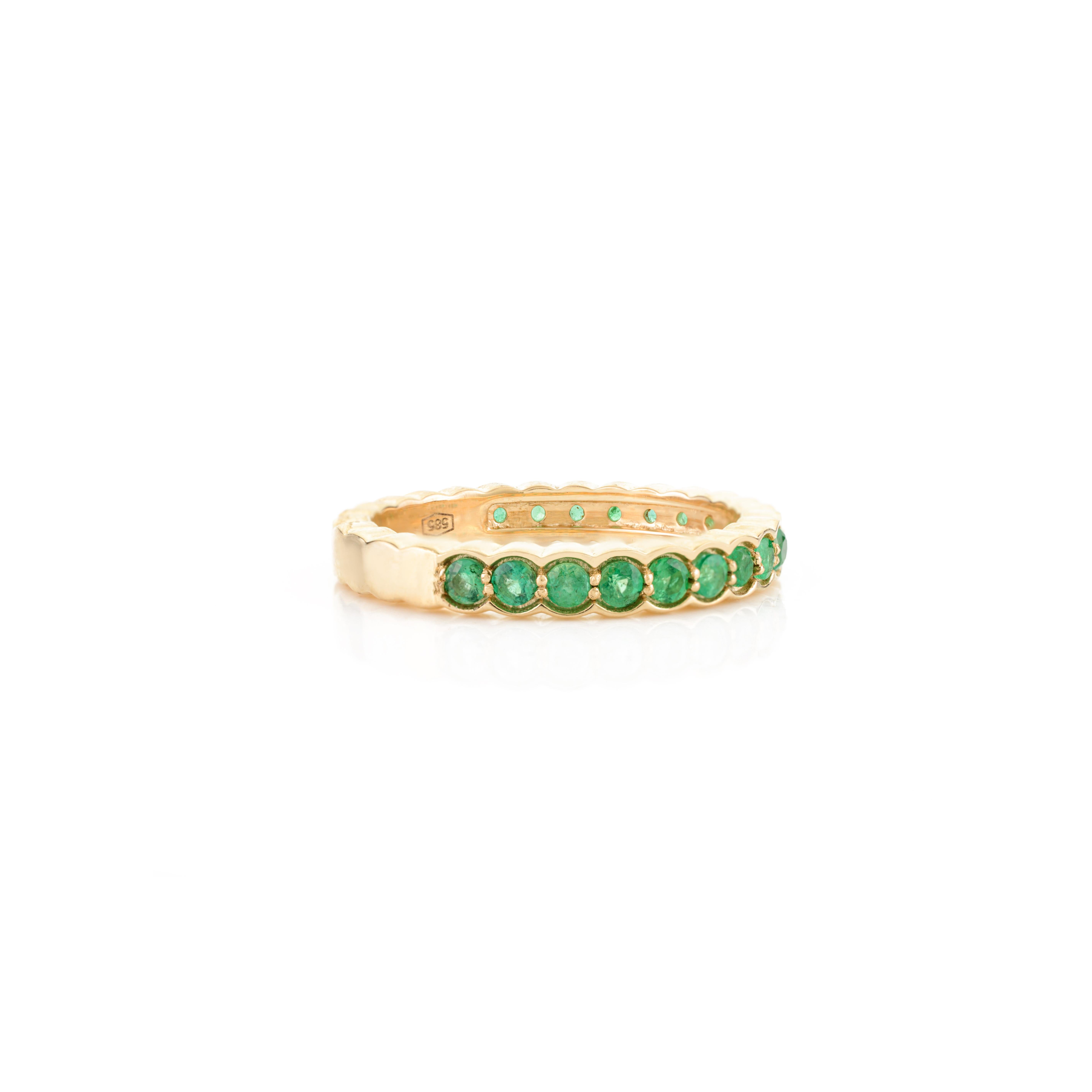 Im Angebot: Stapelbarer, eleganter, runder Smaragdring mit Rundschliff aus 14k massivem Gelbgold () 7