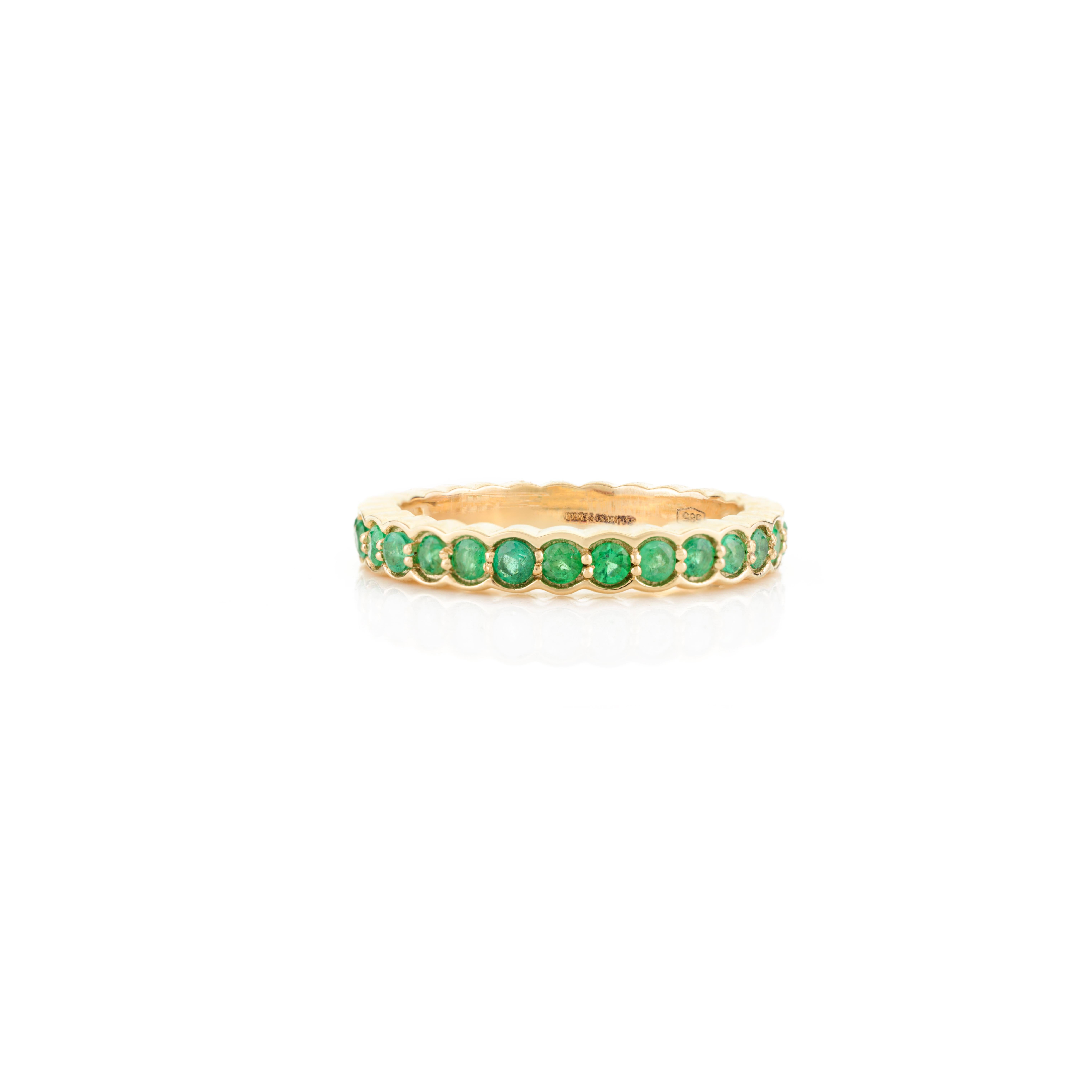 Im Angebot: Stapelbarer, eleganter, runder Smaragdring mit Rundschliff aus 14k massivem Gelbgold () 8