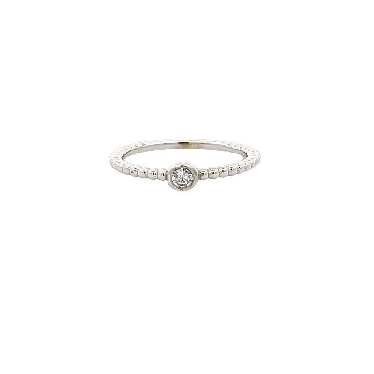 Cette bague solitaire à diamant, simple et élégante, symbolise parfaitement votre engagement amoureux, avec vous-même ou quelqu'un d'important pour vous. Ce design particulier vous donne une allure très élégante, c'est un design moderne pour les