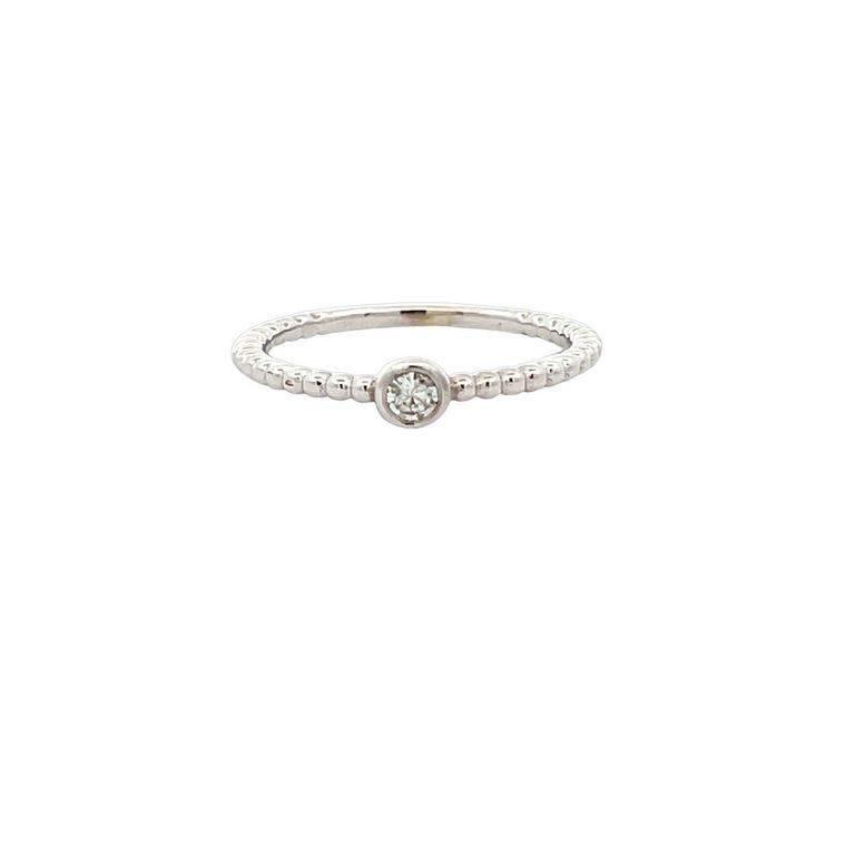 Moderne Bague à la mode empilable solitaire en or blanc 14 carats 0,16 carat en vente