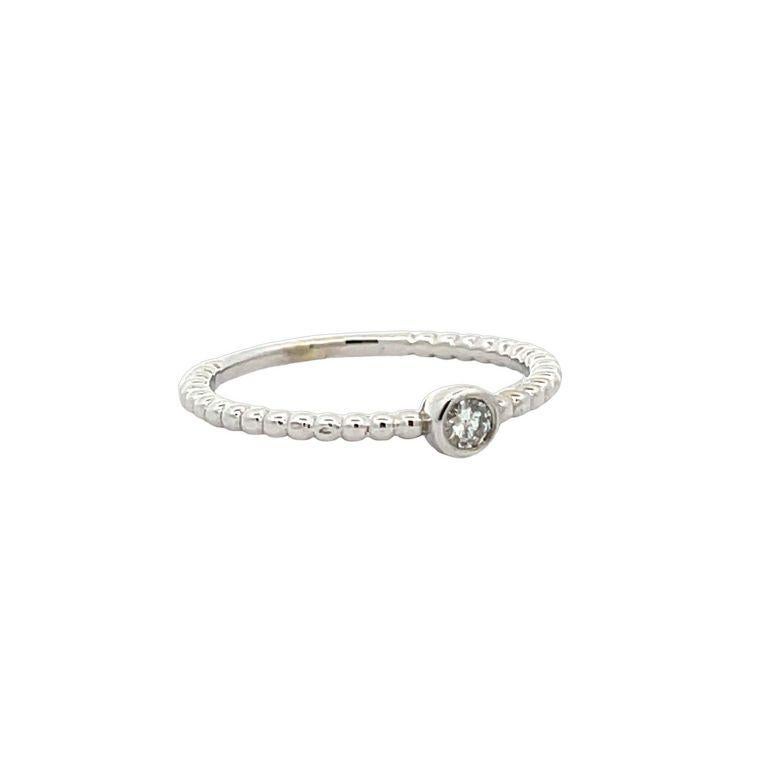 Taille brillant Bague à la mode empilable solitaire en or blanc 14 carats 0,16 carat en vente