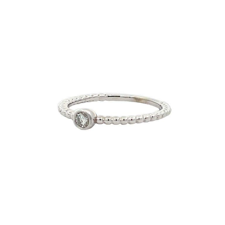 Bague à la mode empilable solitaire en or blanc 14 carats 0,16 carat Neuf - En vente à New York, NY