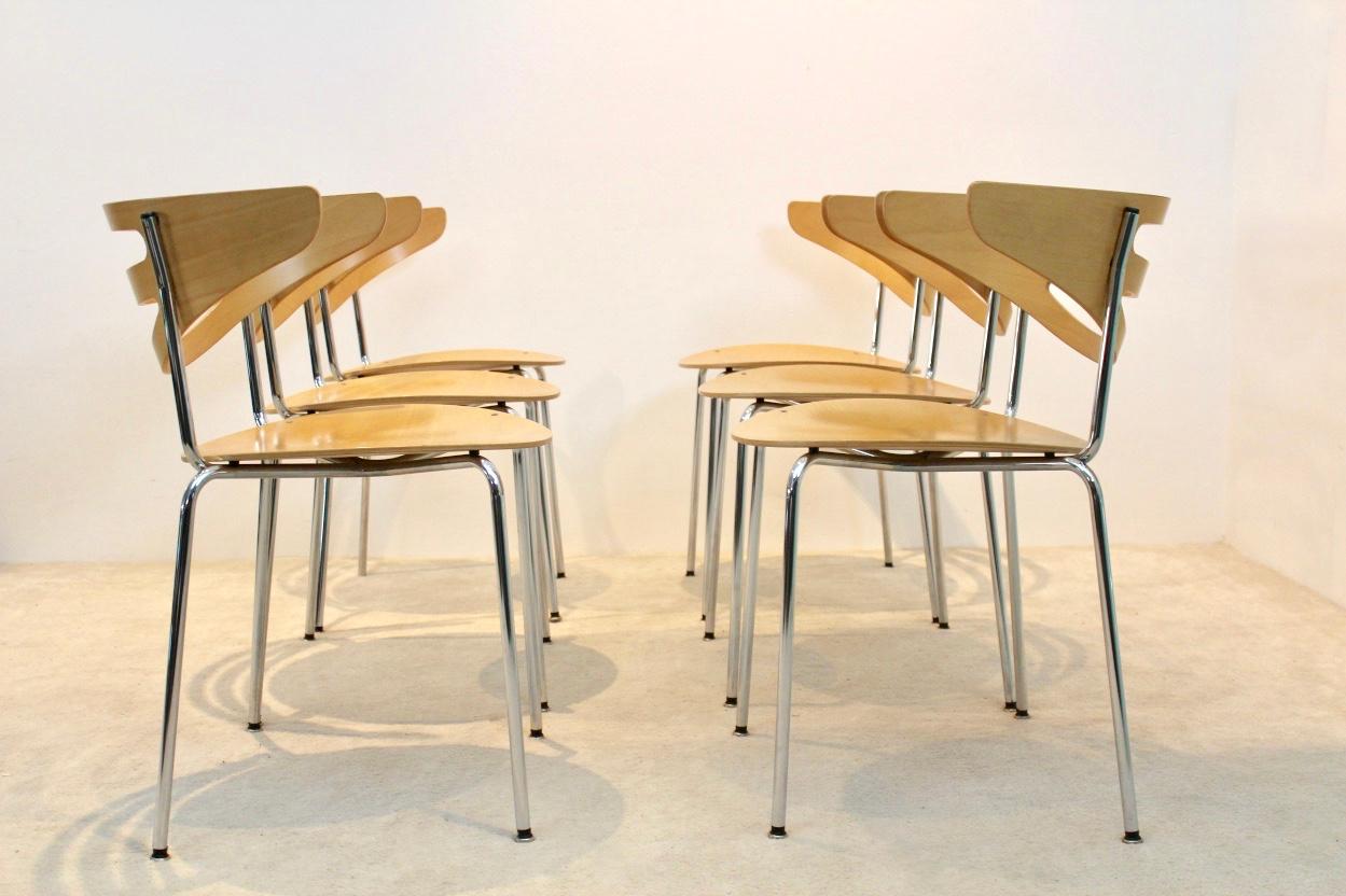 Skulpturaler Satz von sechs schön geschwungenen Thonet-Diner-Stühlen. Der Stuhl ist kein klassischer Thonet-Stuhl, sondern eine modernere Version der Qualitätsstühle von Thonet. Er ist aus Buchenholz mit einem raffinierten verchromten Gestell