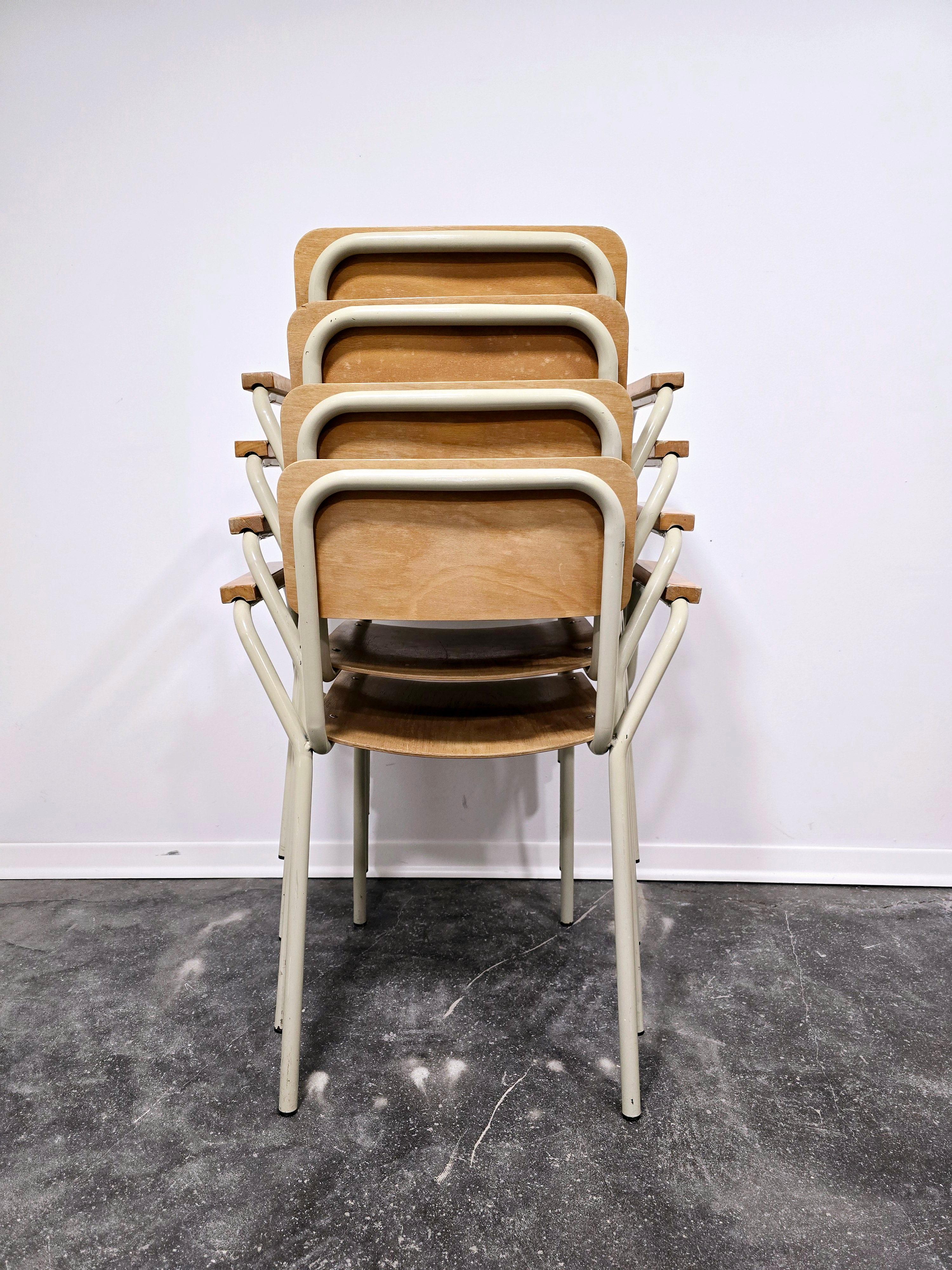 Stapelbare Röhrenstühle 1970er Jahre (Moderne der Mitte des Jahrhunderts) im Angebot