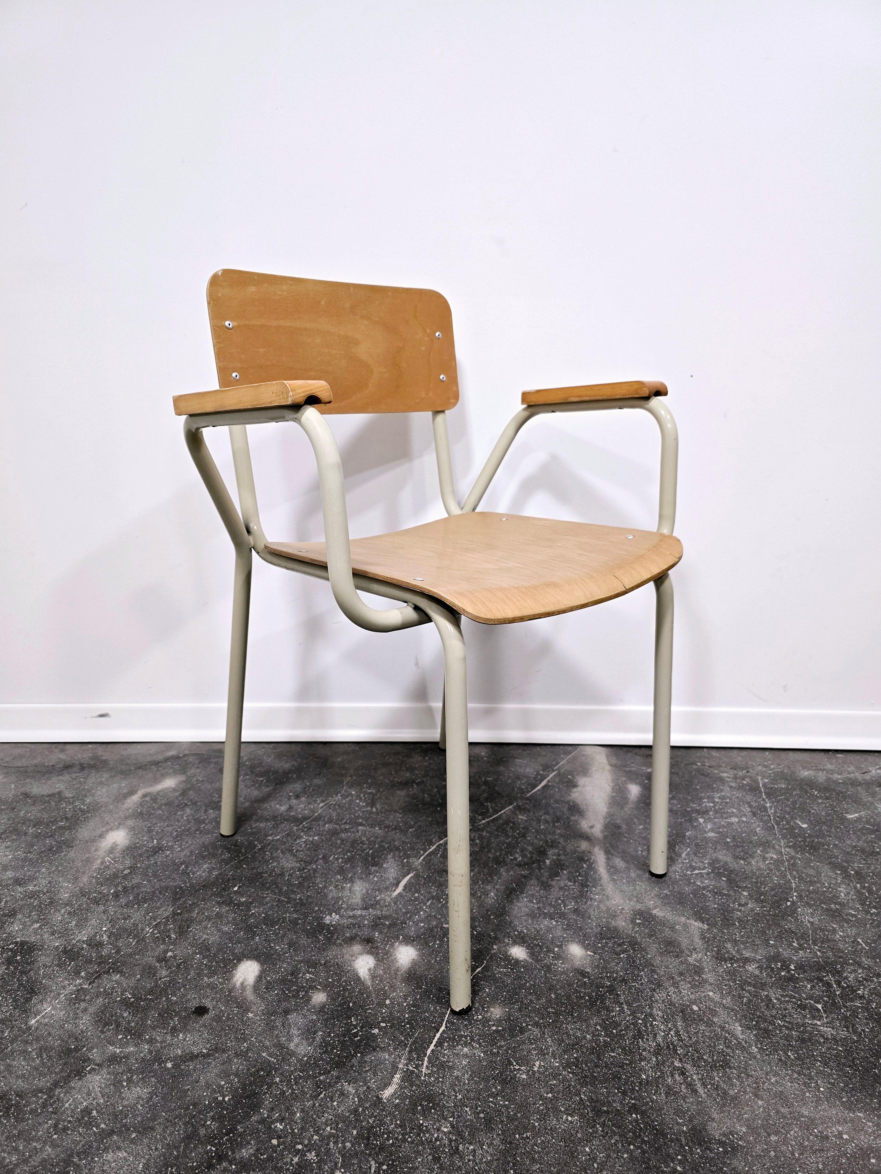 Stapelbare Röhrenstühle 1970er Jahre (Ende des 20. Jahrhunderts) im Angebot