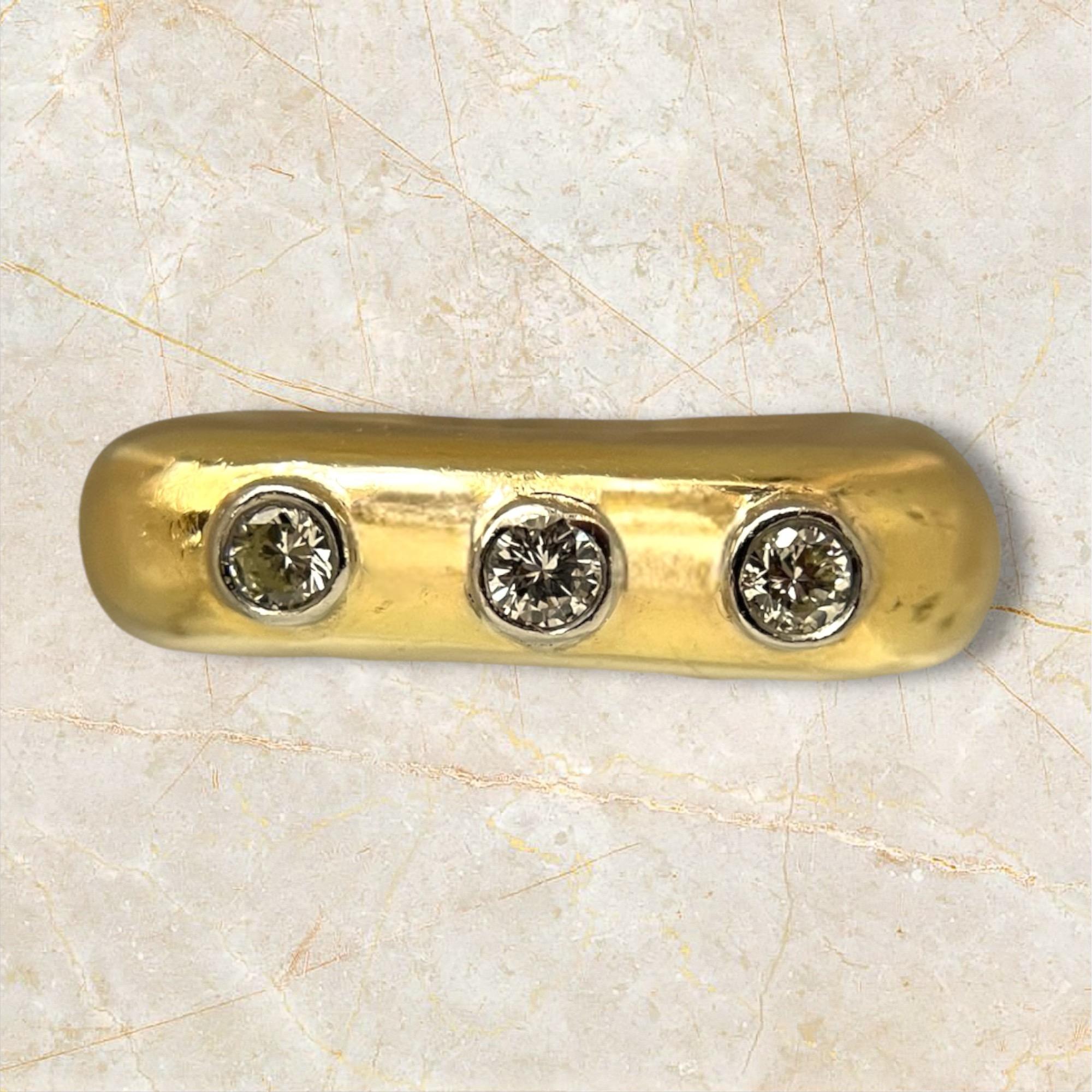 Questo splendido anello impilabile, realizzato in lussuoso oro giallo, è impreziosito da tre diamanti scintillanti incastonati lungo l'elegante fascia quadrata. La superficie lucida riflette magnificamente la luce, mentre i diamanti danno un