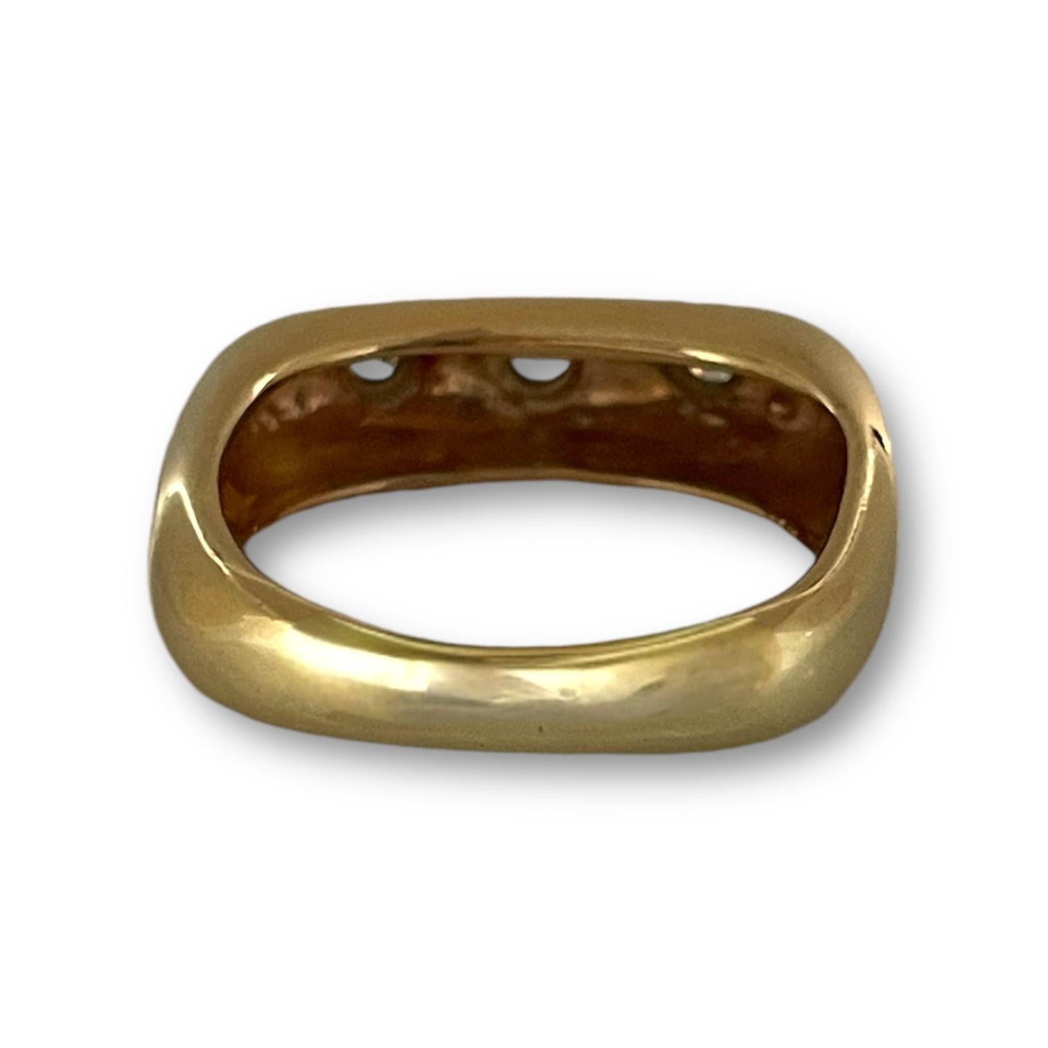 Moderno Fascia impilabile in oro giallo con tripli accenti di diamante in vendita