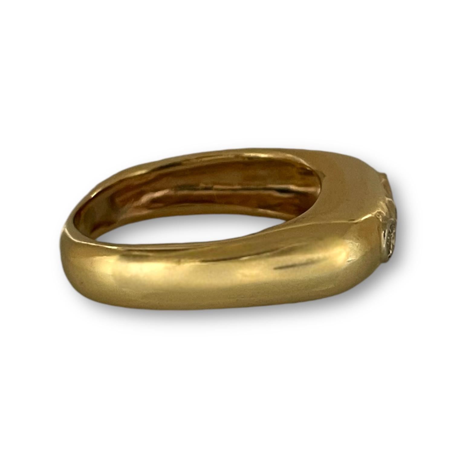 Taglio radiant Fascia impilabile in oro giallo con tripli accenti di diamante in vendita
