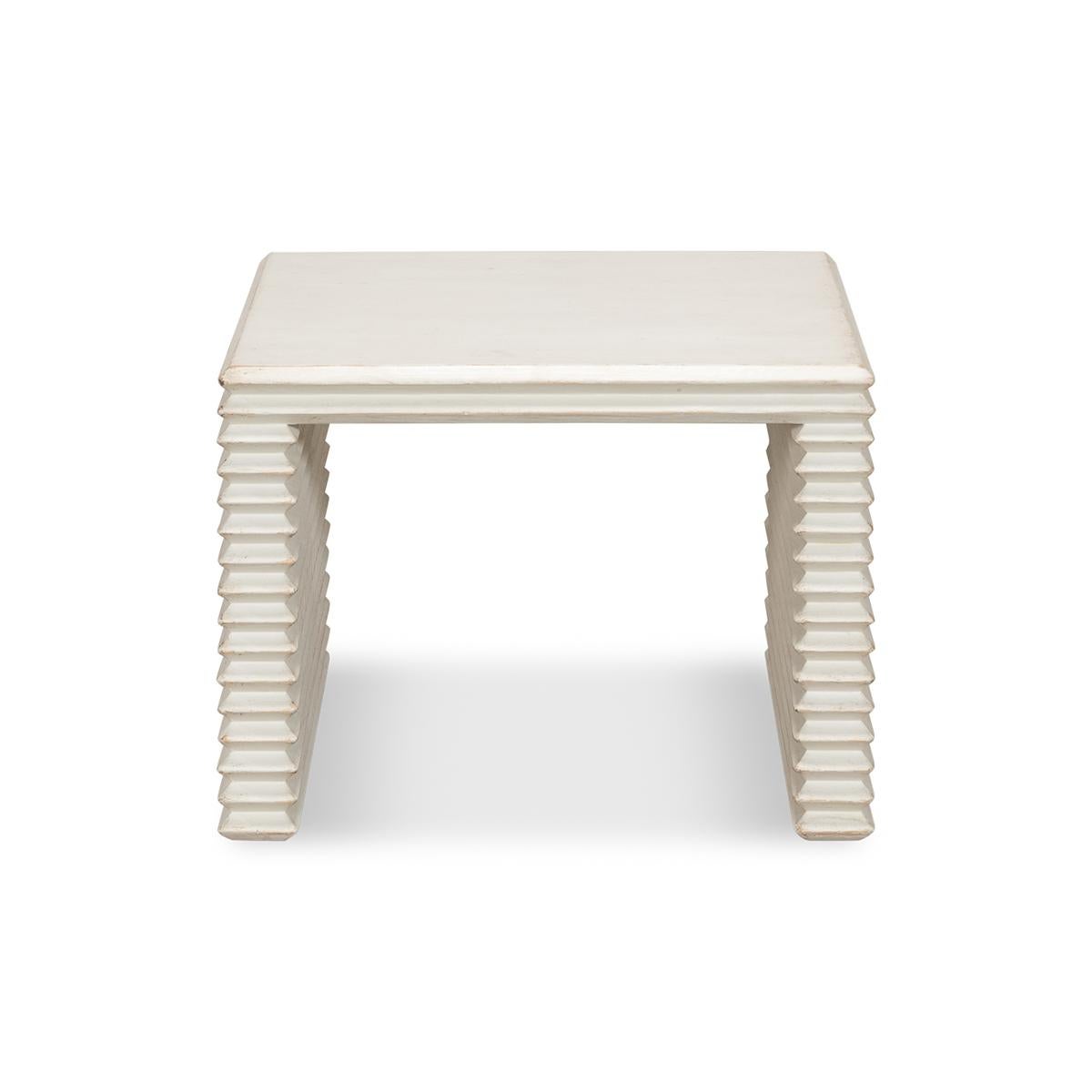 Tabouret empilé peint en blanc antique avec une silhouette frappante mais simple d'une forme géométrique avec un clin d'œil au design brutaliste. Fabriqué en pin avec une finition blanche antiquée. 

Dimensions : 20