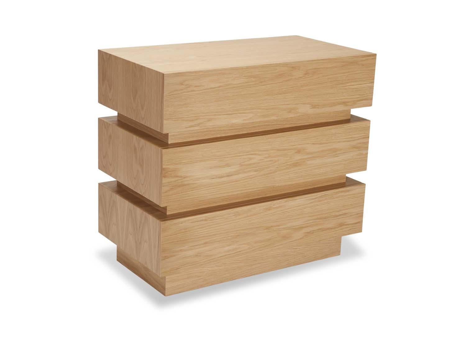 Die Stapelbox-Truhe ist eine größere, modifizierte Version der Stapelbox-Nachtkommode. Das Möbelstück verfügt über drei Schubladen und einen Einsatz, der mit einer Messingbeschichtung versehen werden kann. Erhältlich in amerikanischem Nussbaum,